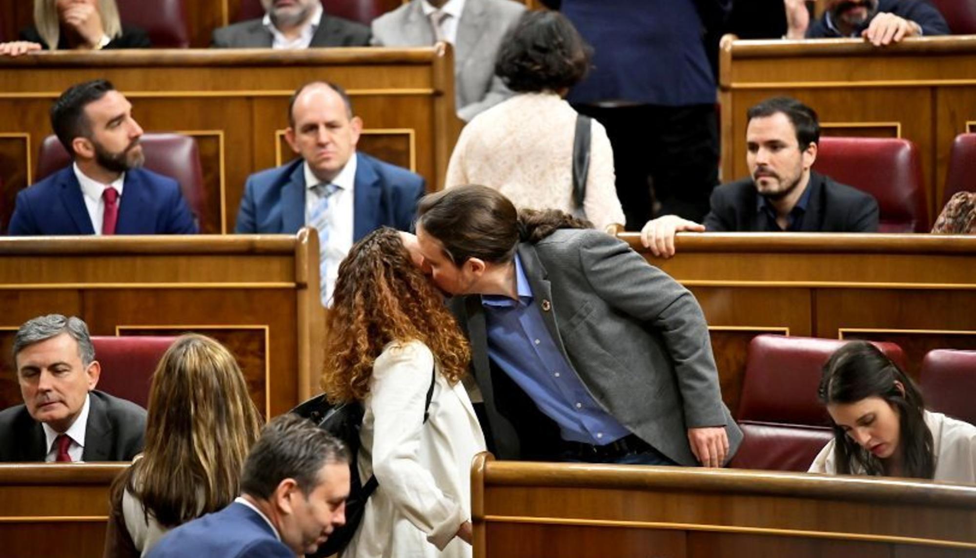 Pablo Iglesias saluda a la diputada Aina Vidal Sáez