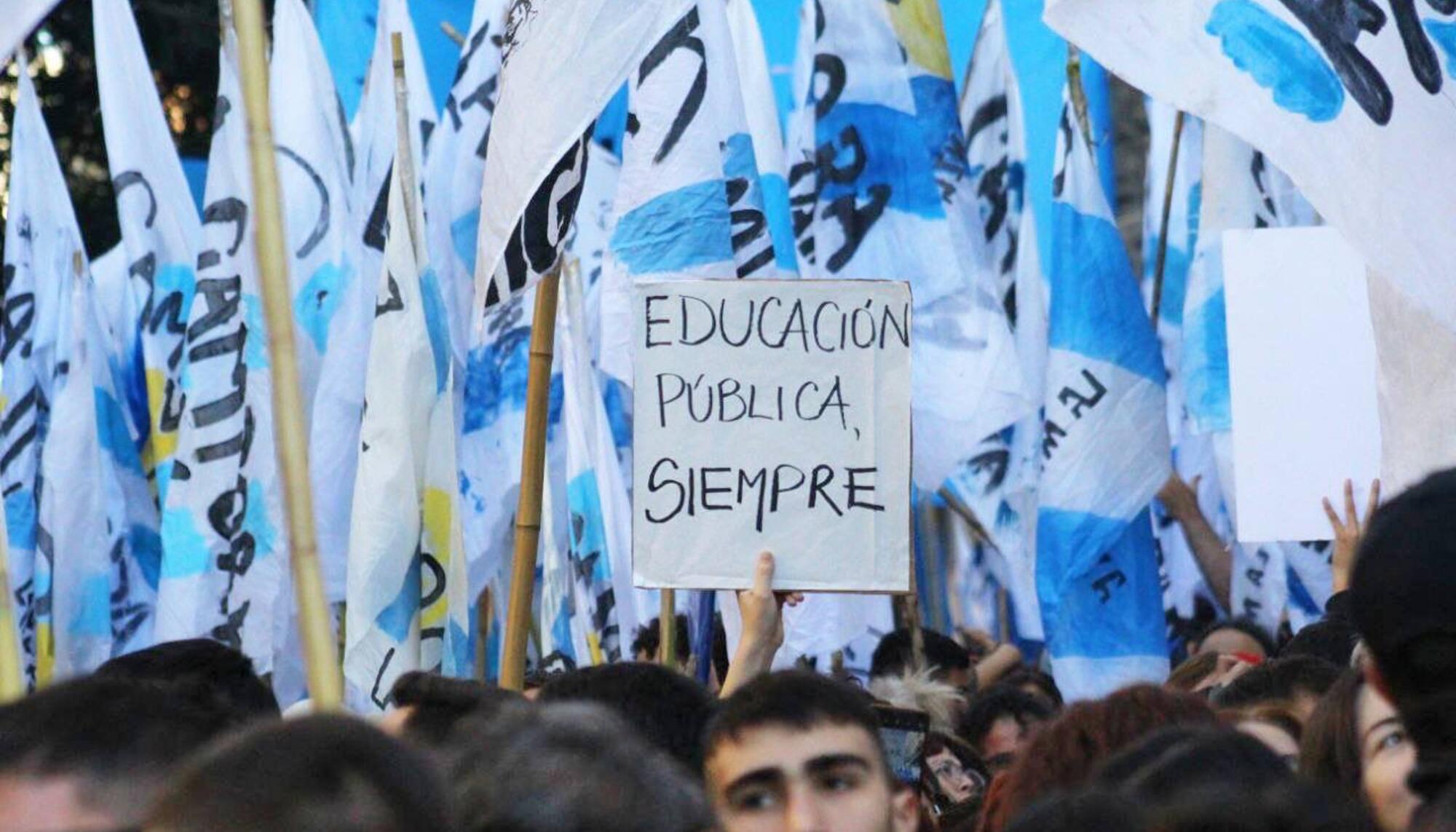 Unas 800.000 personas desafiaron en el centro de Buenos Aires la ley antipiquetes de Milei para defender la educación pública.