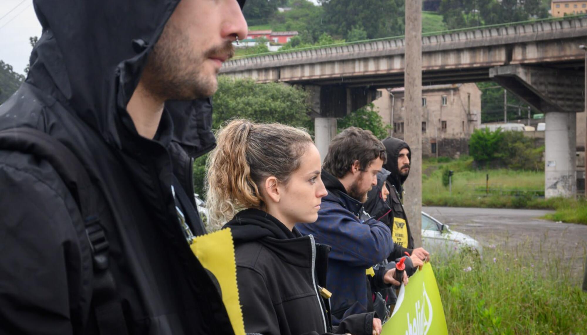 Cinco activistas de XR cortaron el acceso a la fábrica de Acelor-Mittal en Gijón.