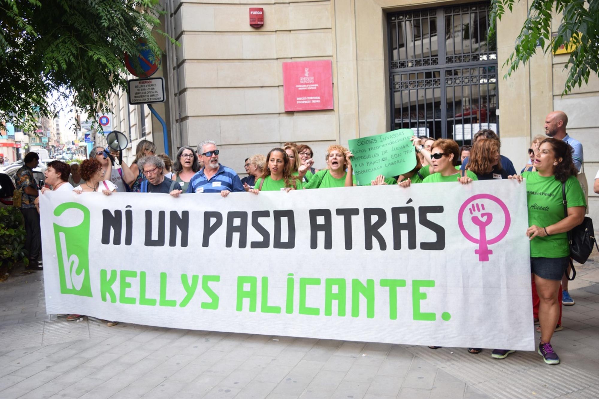 Las kellys se concentran frente a Inspección de Trabajo en Alicante para exigir medidas contra la sobrecarga de trabajo