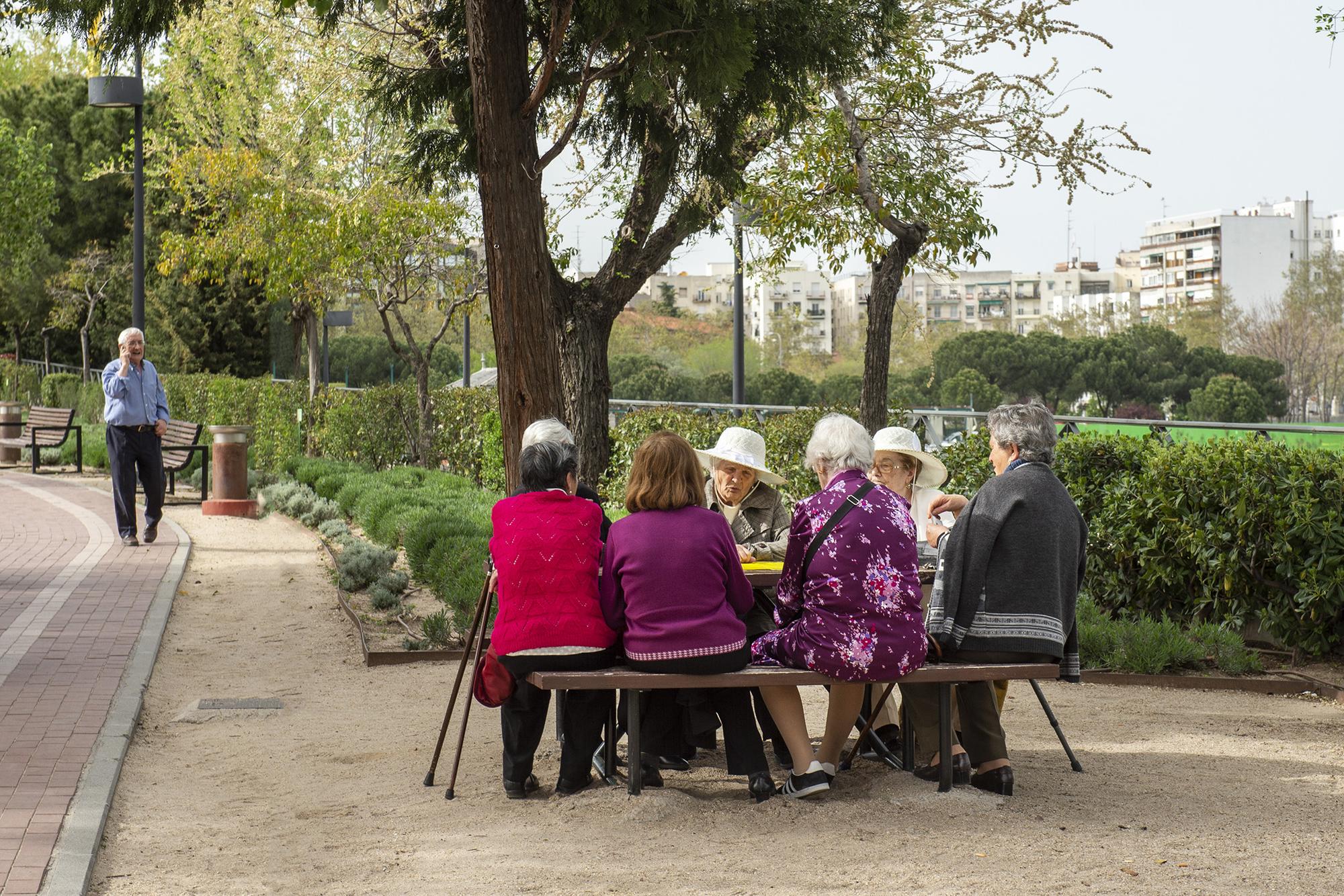 Señoras jugando a las cartas en un parque madrileño