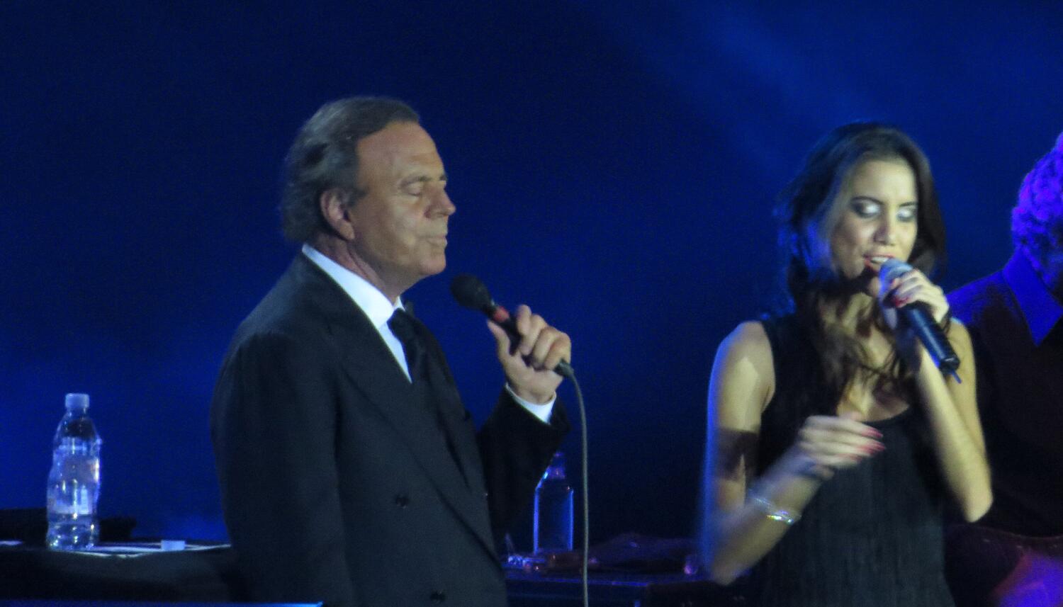 Dos exempleadas de Julio Iglesias denuncian haber sido agredidas  sexualmente por el cantante - El Salto - Galiza
