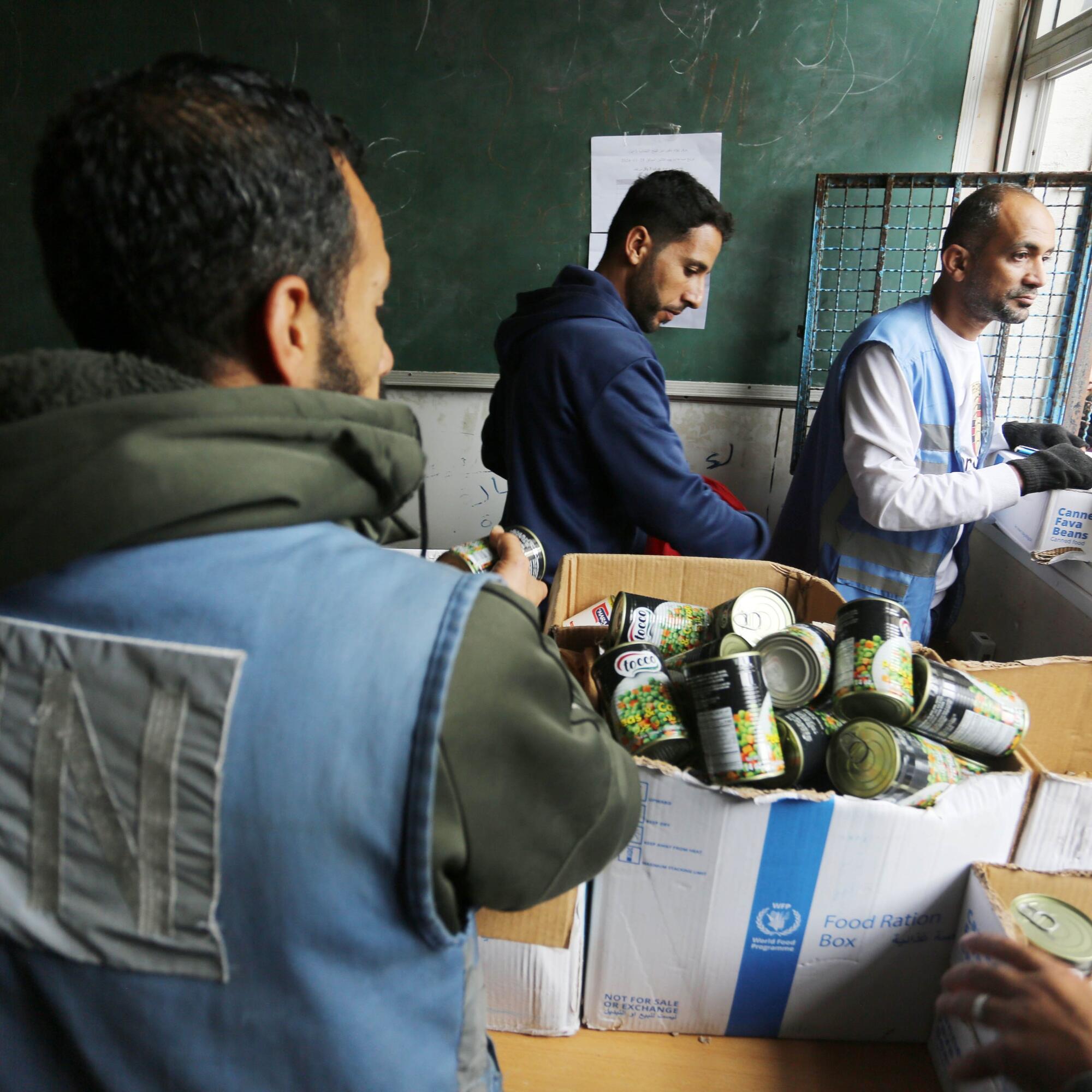 Trabajadores de la UNRWA reparten alimentos en Gaza.