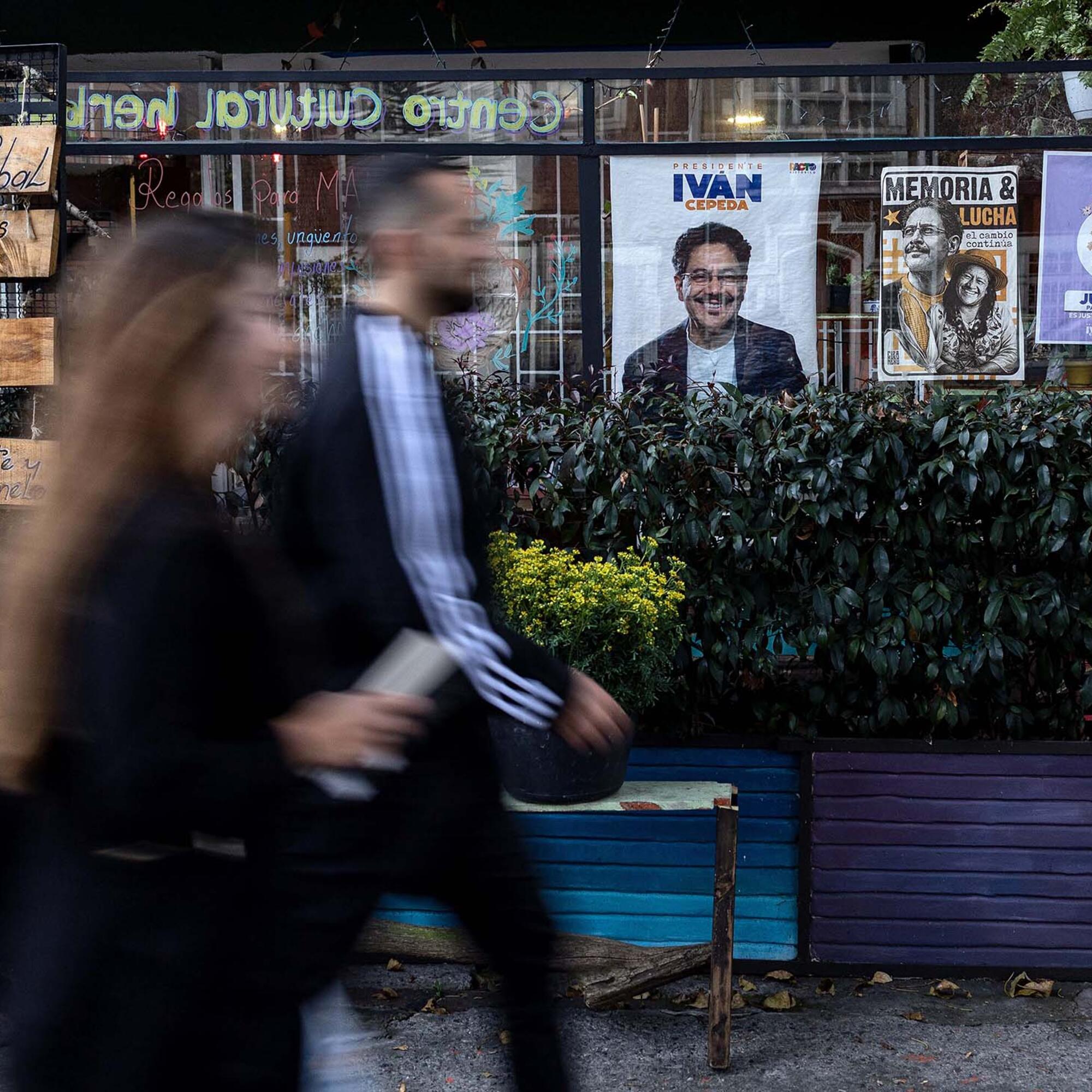Carteles electorales del candidato a presidente Iván Cepeda y la candidata a vicepresidenta Aida Quilcué, por el Pacto Histórico, en un centro cultural de Bogotá, el viernes 29 de mayo de 2026.