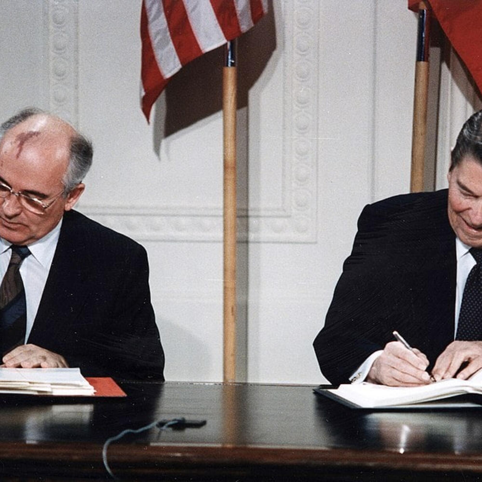 Gorbachov y Reagan