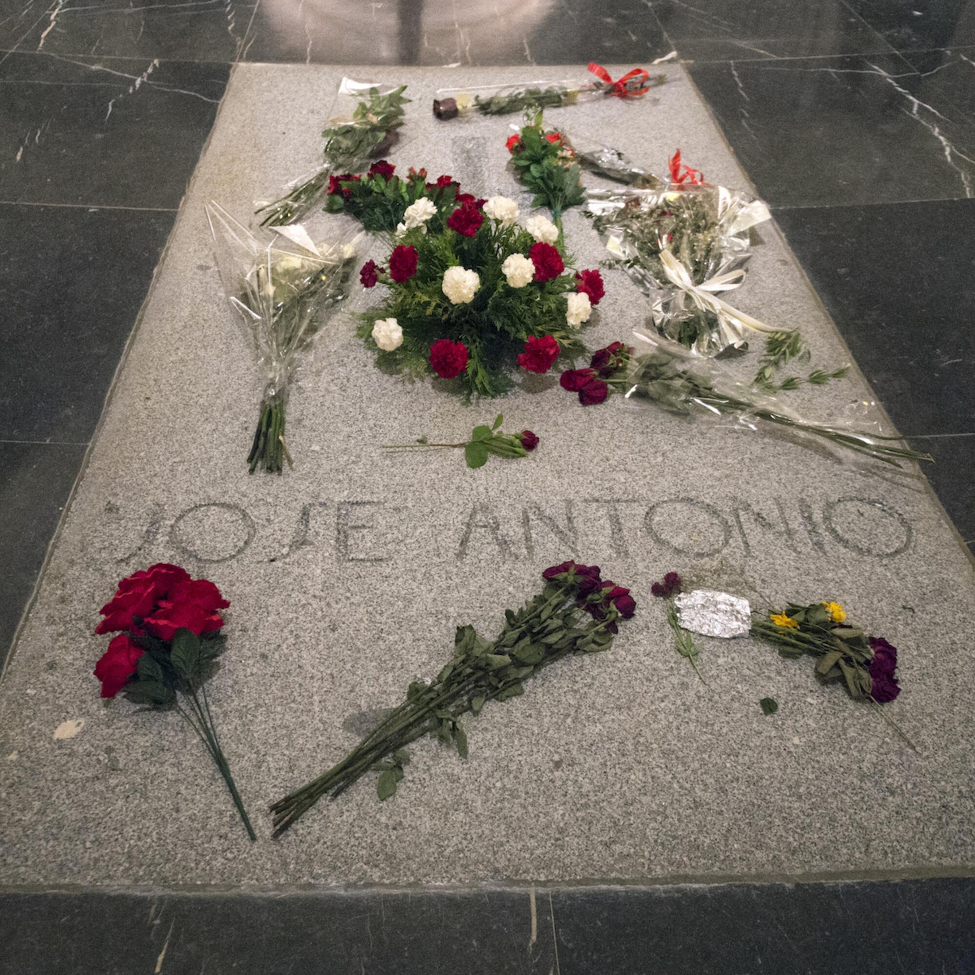 Tumba de Jose Antonio en el Valle de los Caídos