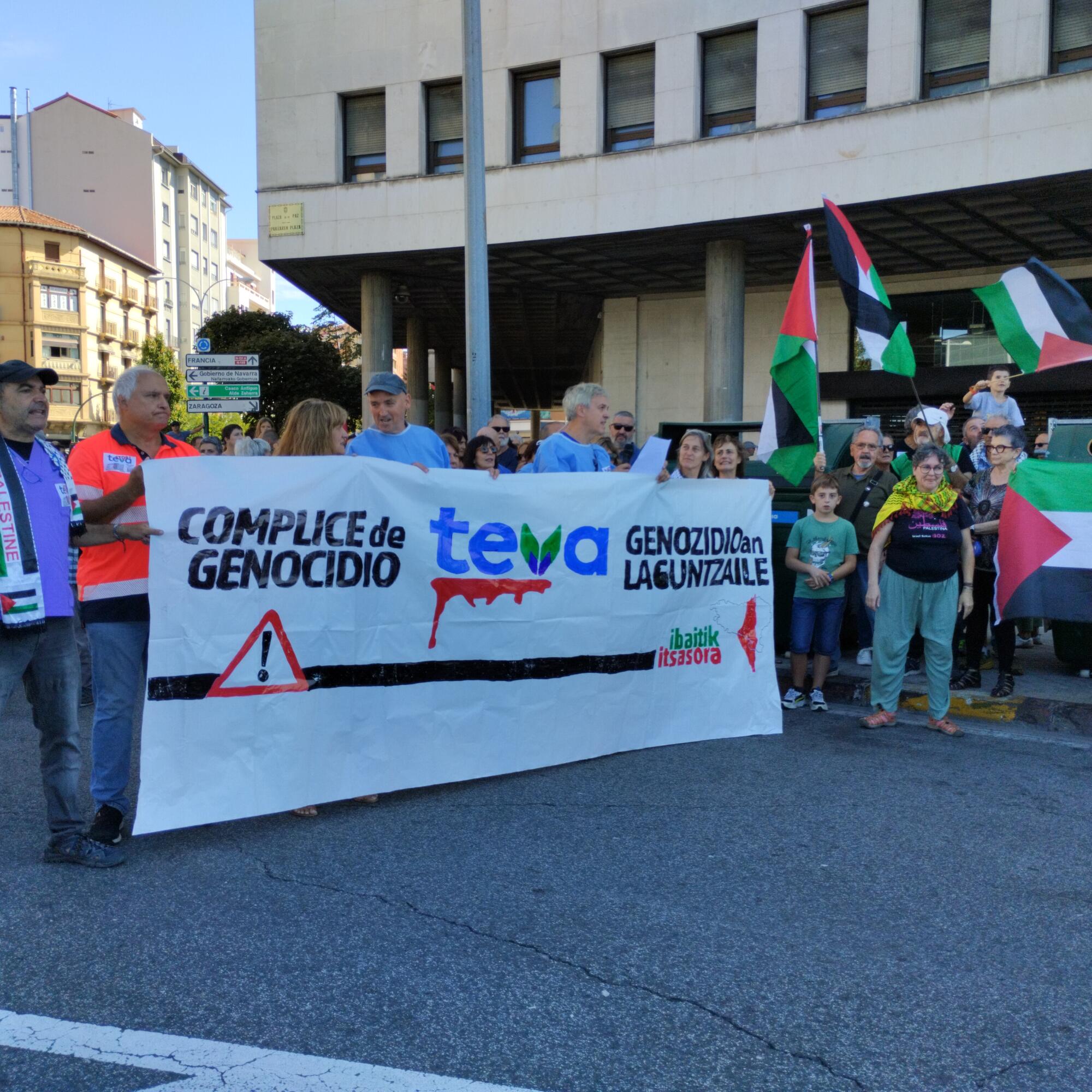 Protesta frente a Osasunbidea de Nafarroa, en Iruñea, para denunciar la compra de productos de la farmacéutica israelí Teva