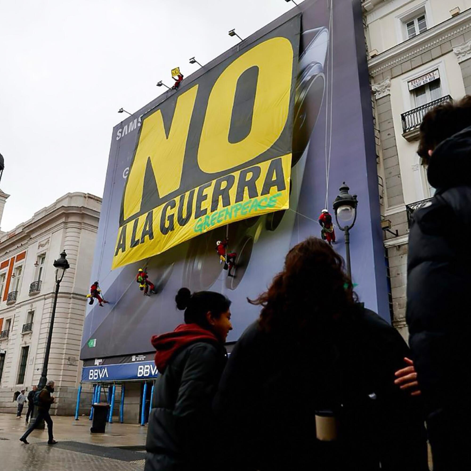 No a la guerra pancarta sol Greenpeace
