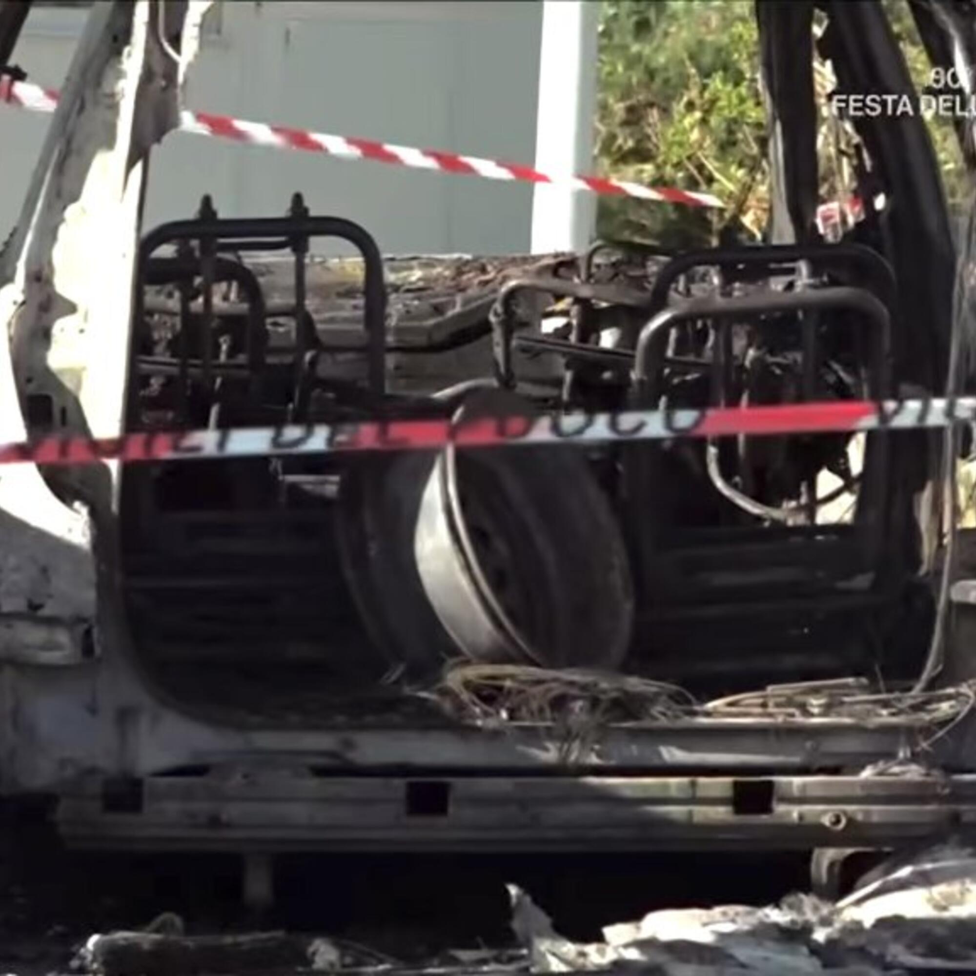 Captura de pantalla del estado del vehículo en el que fueron quemadas cinco personas en Amendolara (Calabria).