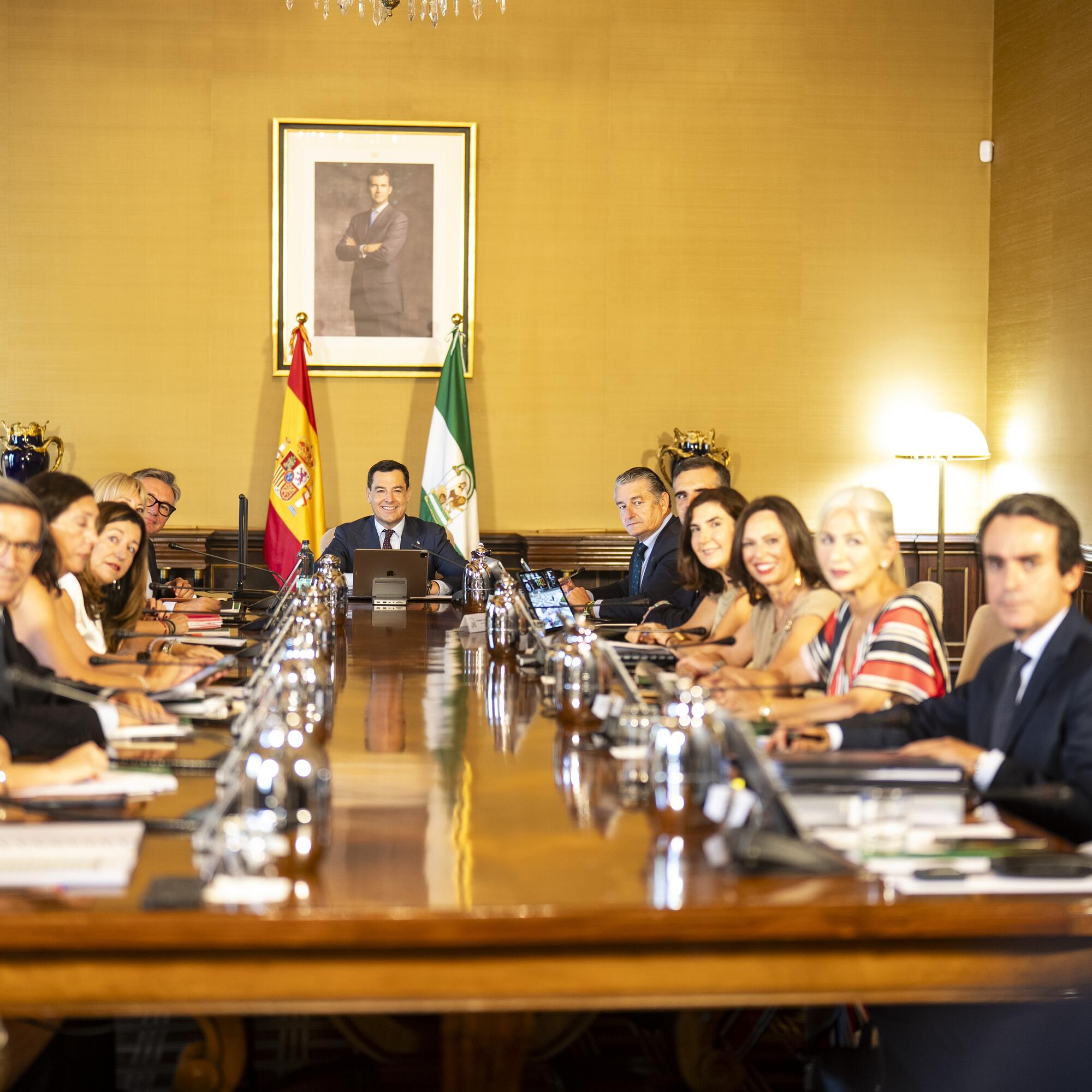 El presidente de le Junta de Andalucía, Juan Manuel Moreno Bonilla, junto al Consejo de Gobierno andaluz el pasado 30 de julio. Fuente: Junta de Andalucía.