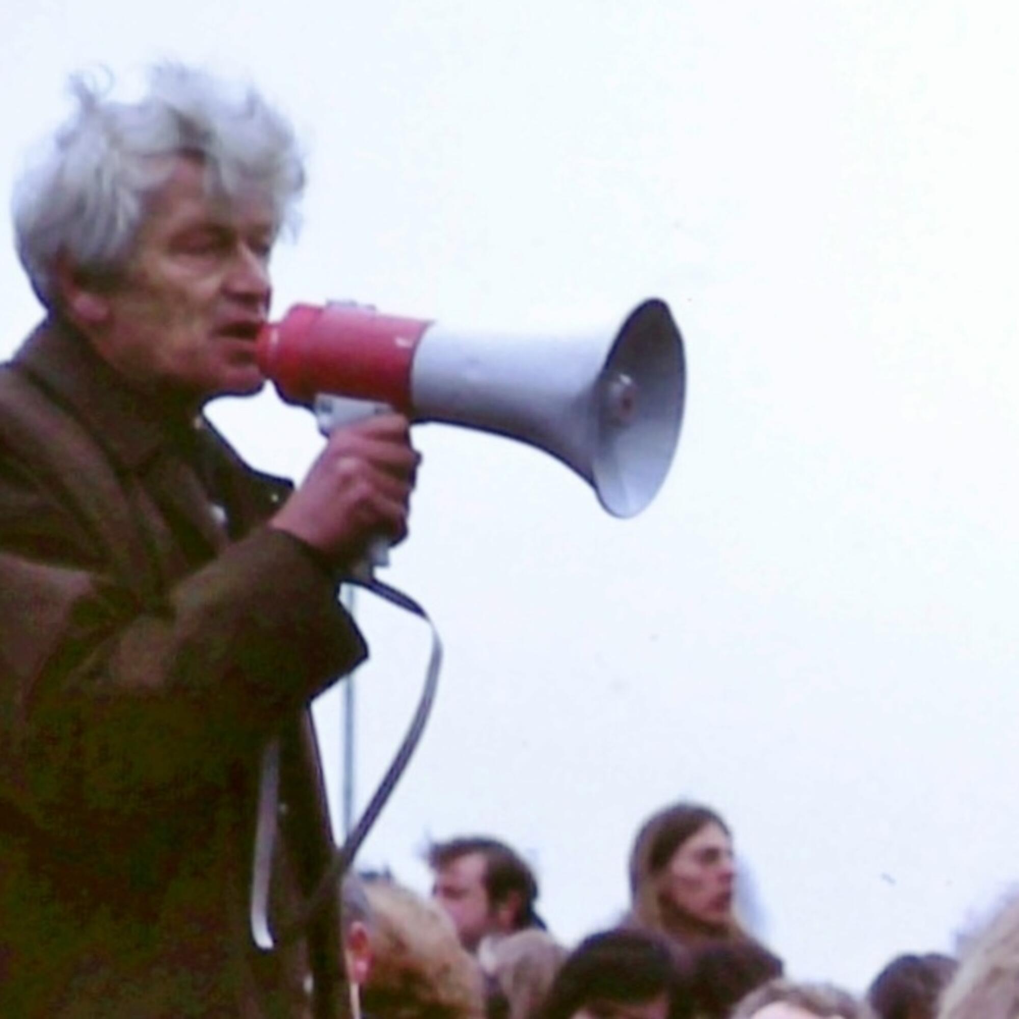 El historiador E.P. Thompson en una manifestación en 1980. Thompson abogó por una «alianza popular» que sirviera como fuerza contrarrestante contra la carrera armamentística nuclear y militar. Fuente: Beyond Nuclear International 