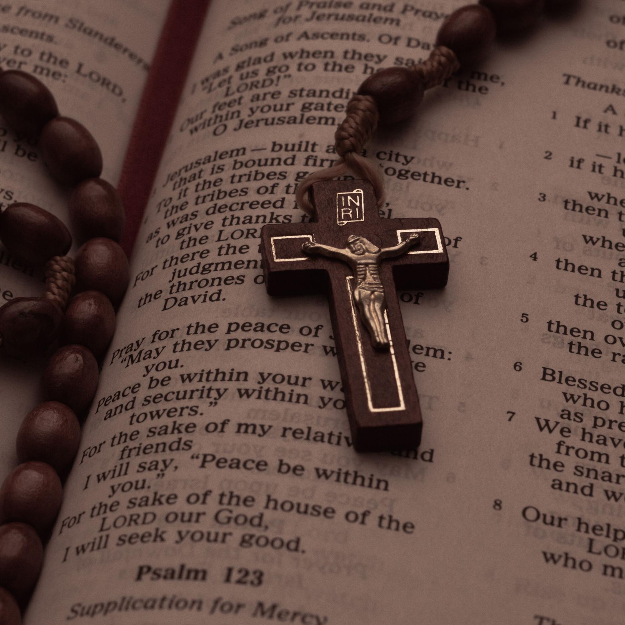 Crucifijo iglesia biblia