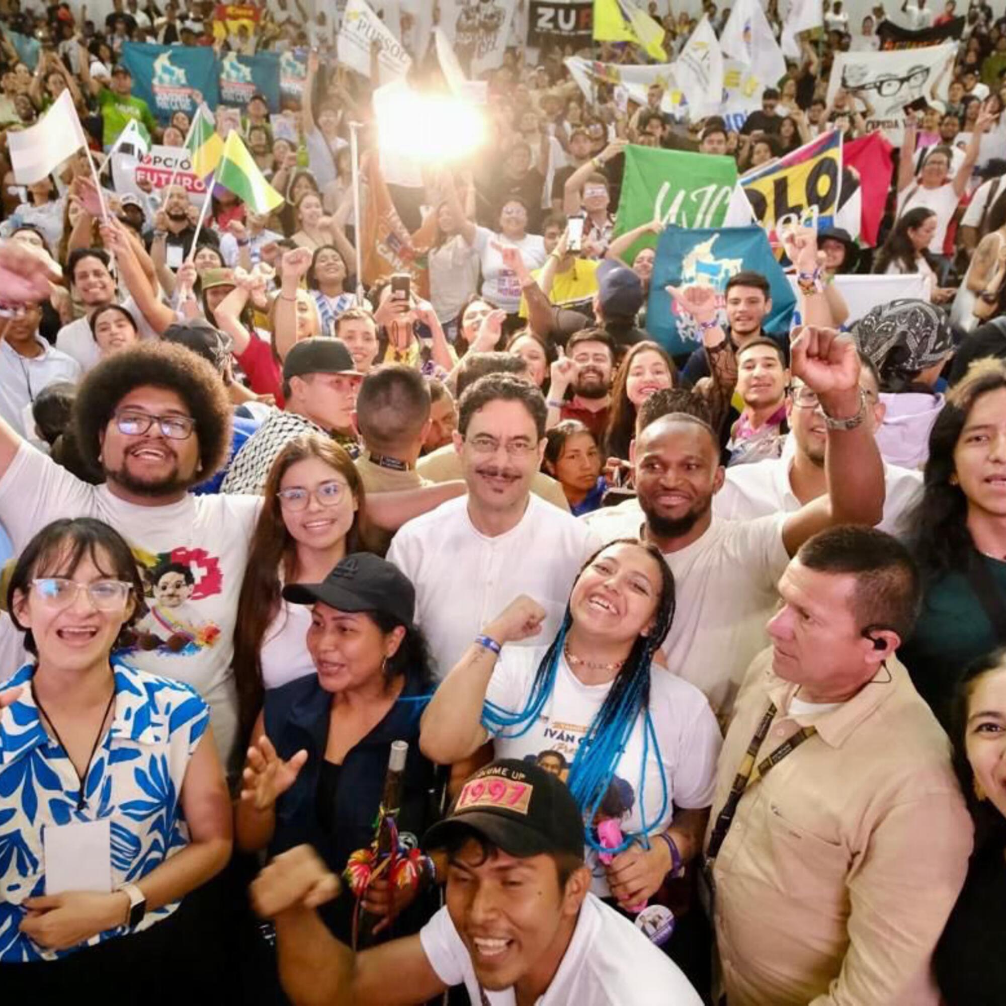 Iván Cepeda en campaña en el Encuentro Nacional de Jóvenes en Cali.