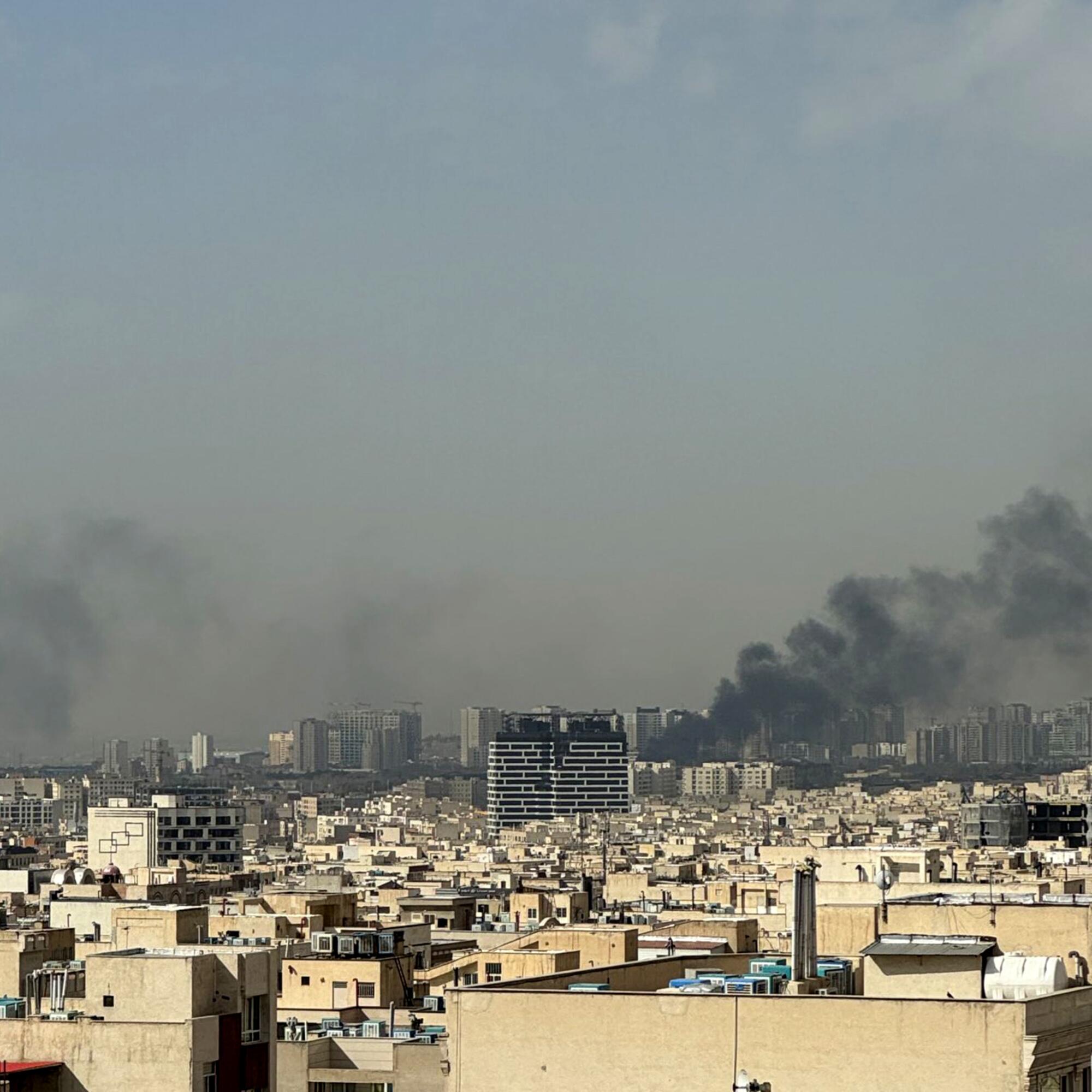 Humo sobre Teherán tras el ataque conjunto de Estados Unidos e Israel el 28 de febrero de 2026.