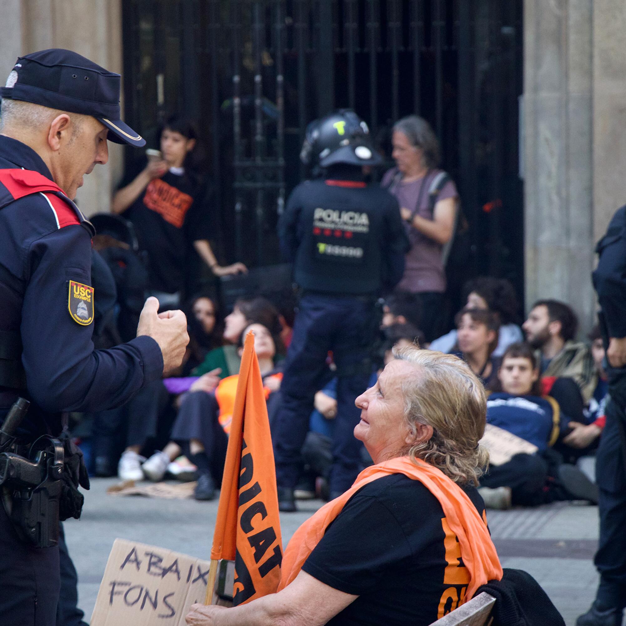 Una activista del Sindicat de Llogateres conversa con la policía durante el desahucio.
