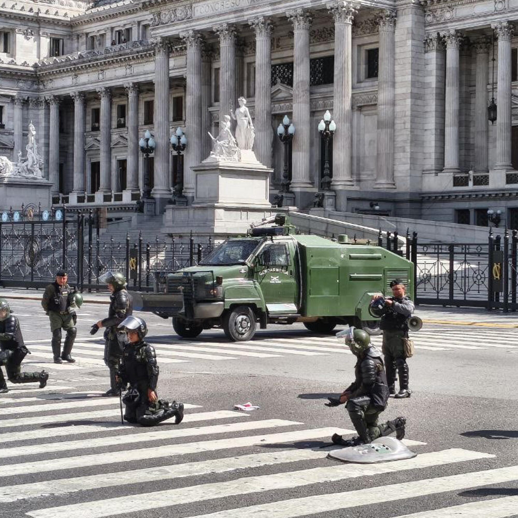 La policía custodia el Congreso durante las movilizaciones contra la reforma laboral de Milei