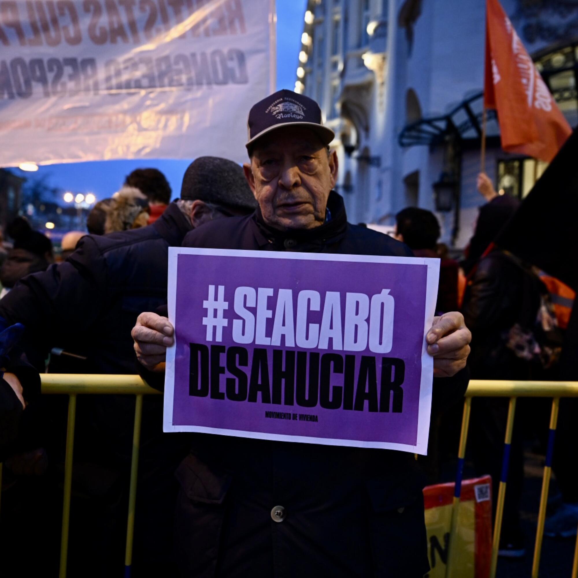 Concentración en el Congreso de los Diputados para denunciar la ola de desahucios que traerá el fin de la moratoria.
