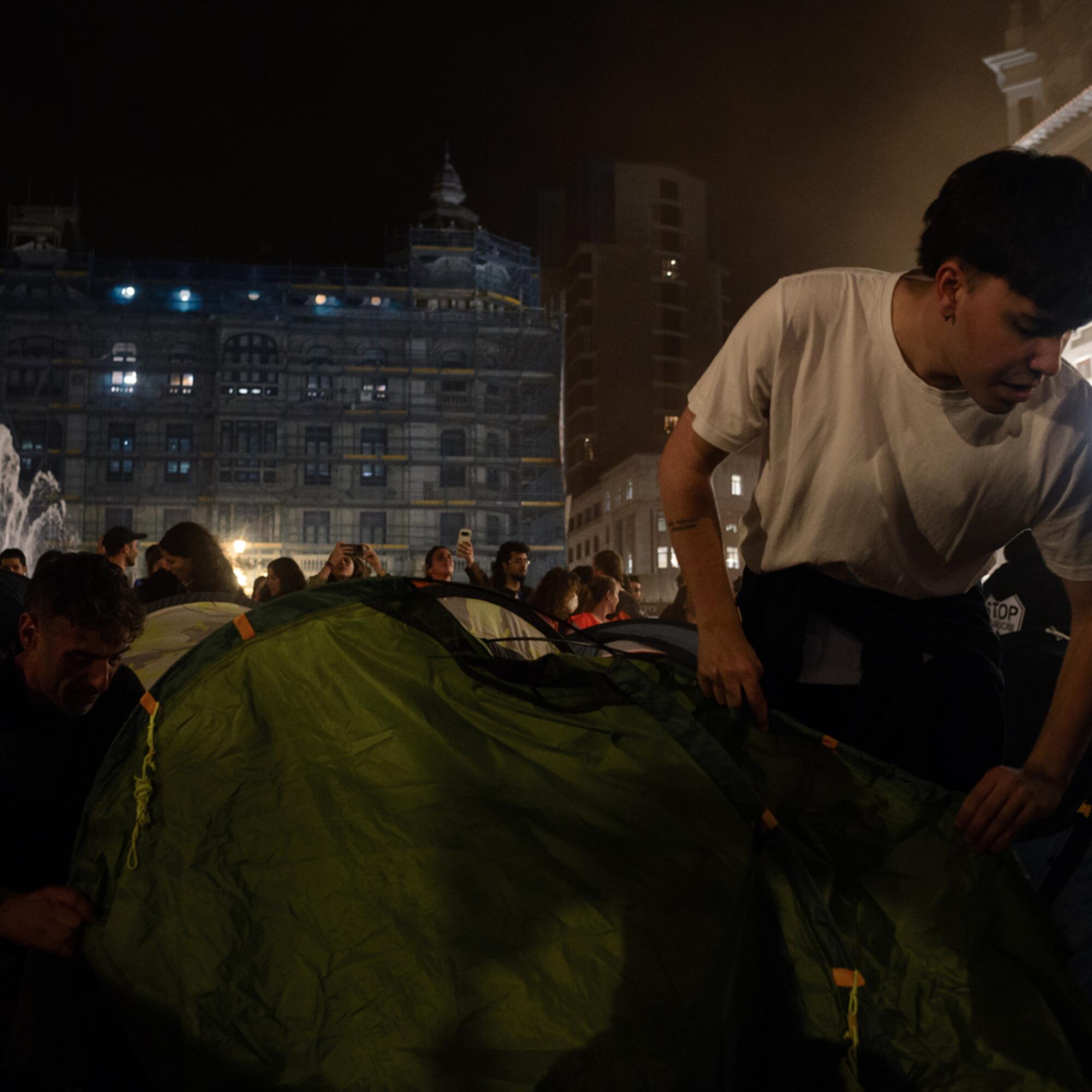 Acampada por la vivienda en Uviéu/Oviedo.