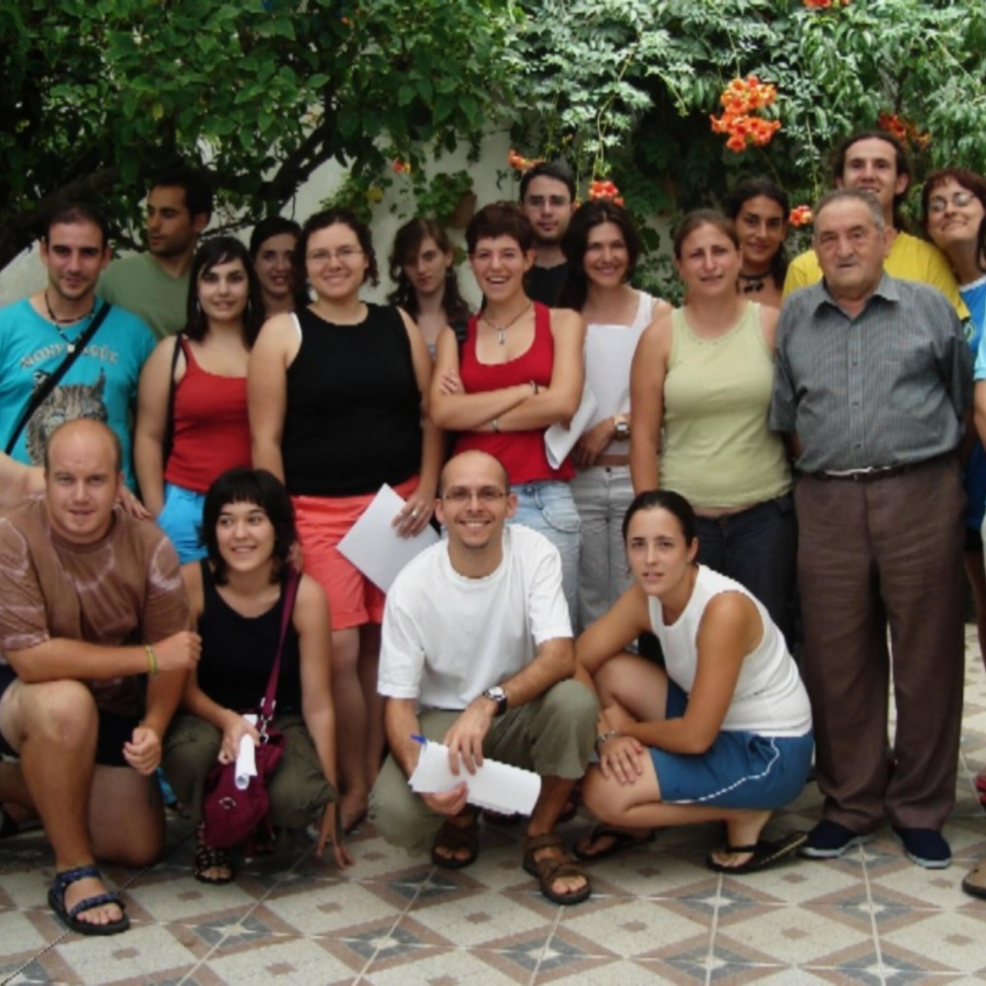 Participantes en el Campo de Trabajo de Memoria Histórica de cabeza la Vaca, con familiares de víctimas, 2006. Ángel Olmedo Alonso