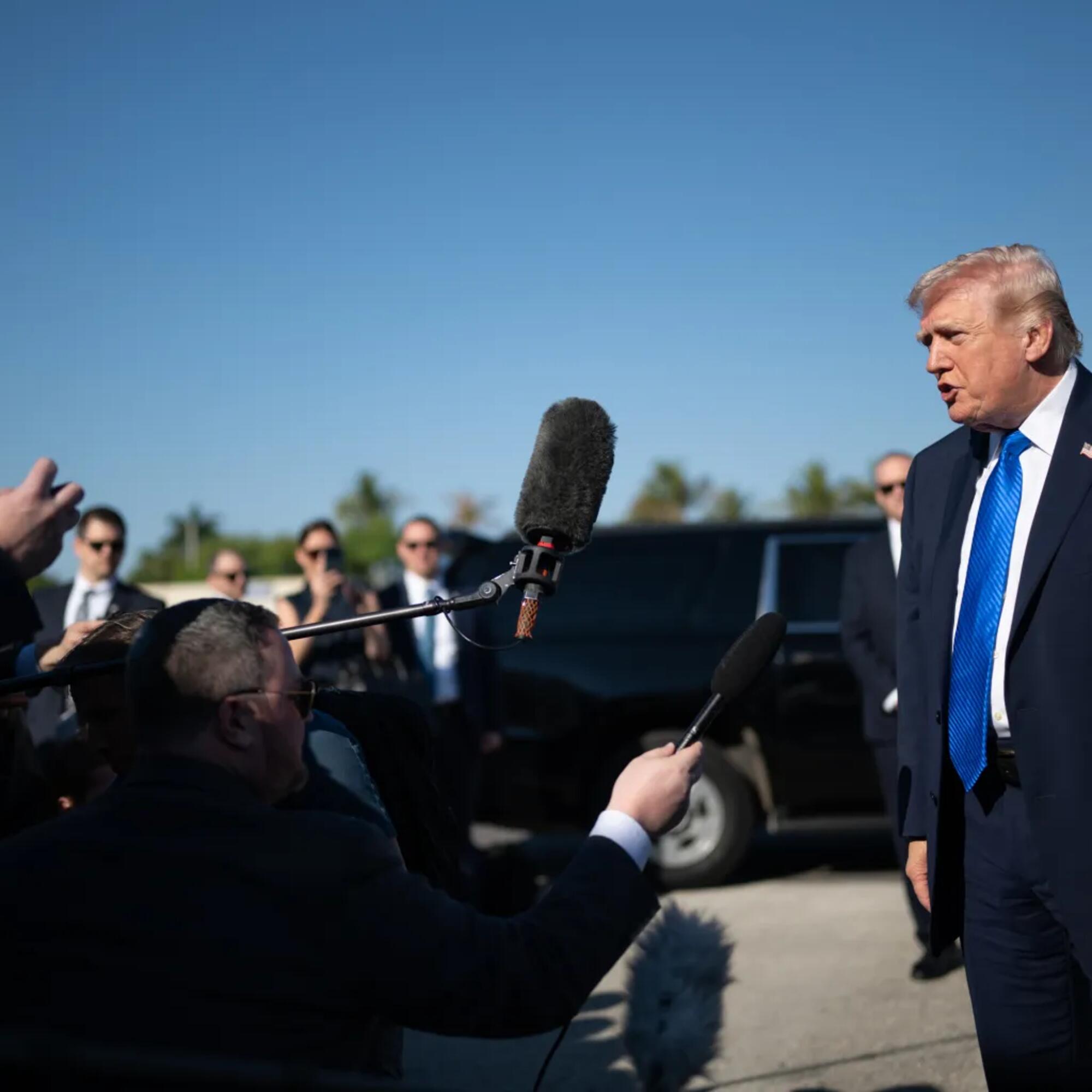 Trump, atendiendo a los medios, tras bajarse del Air Force One. 