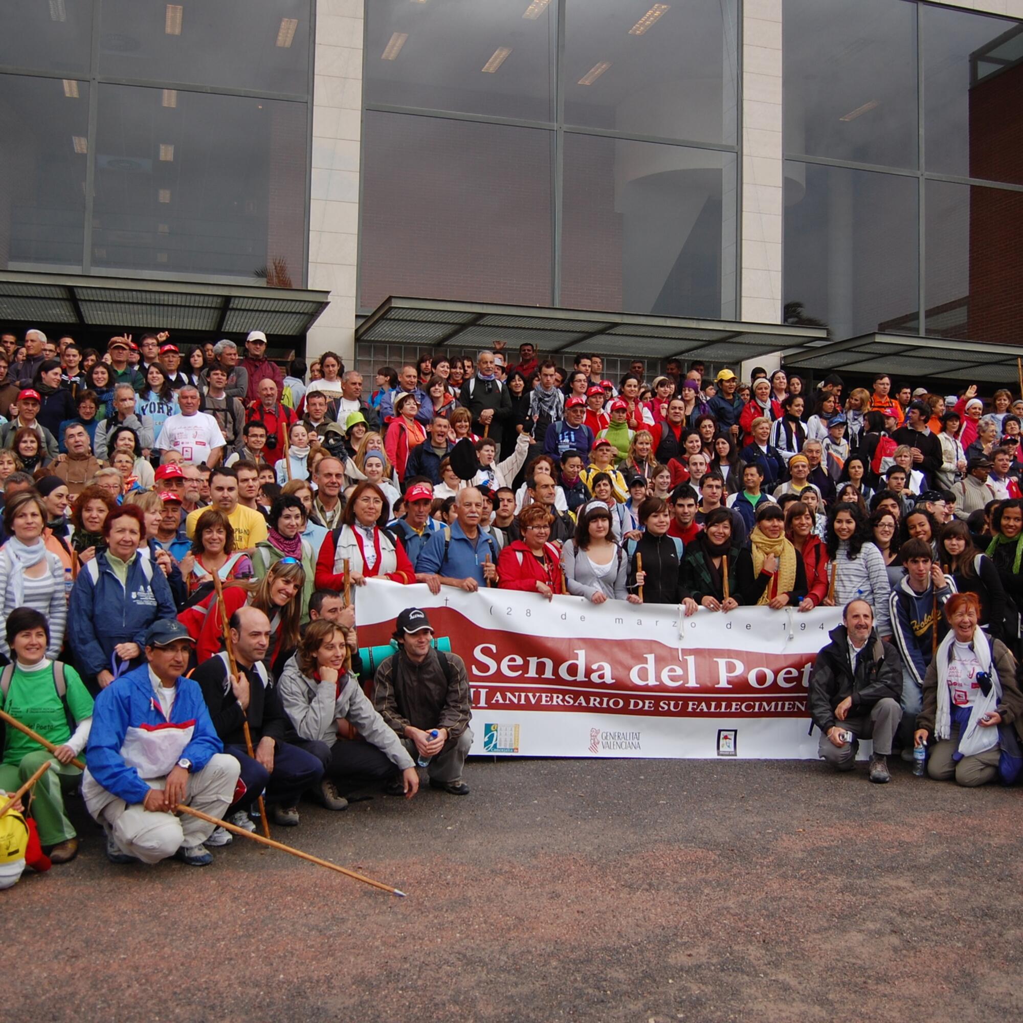 Personas de todas las edades en la última jornada de la Senda del Poeta, antes de salir de la UMH de Elche