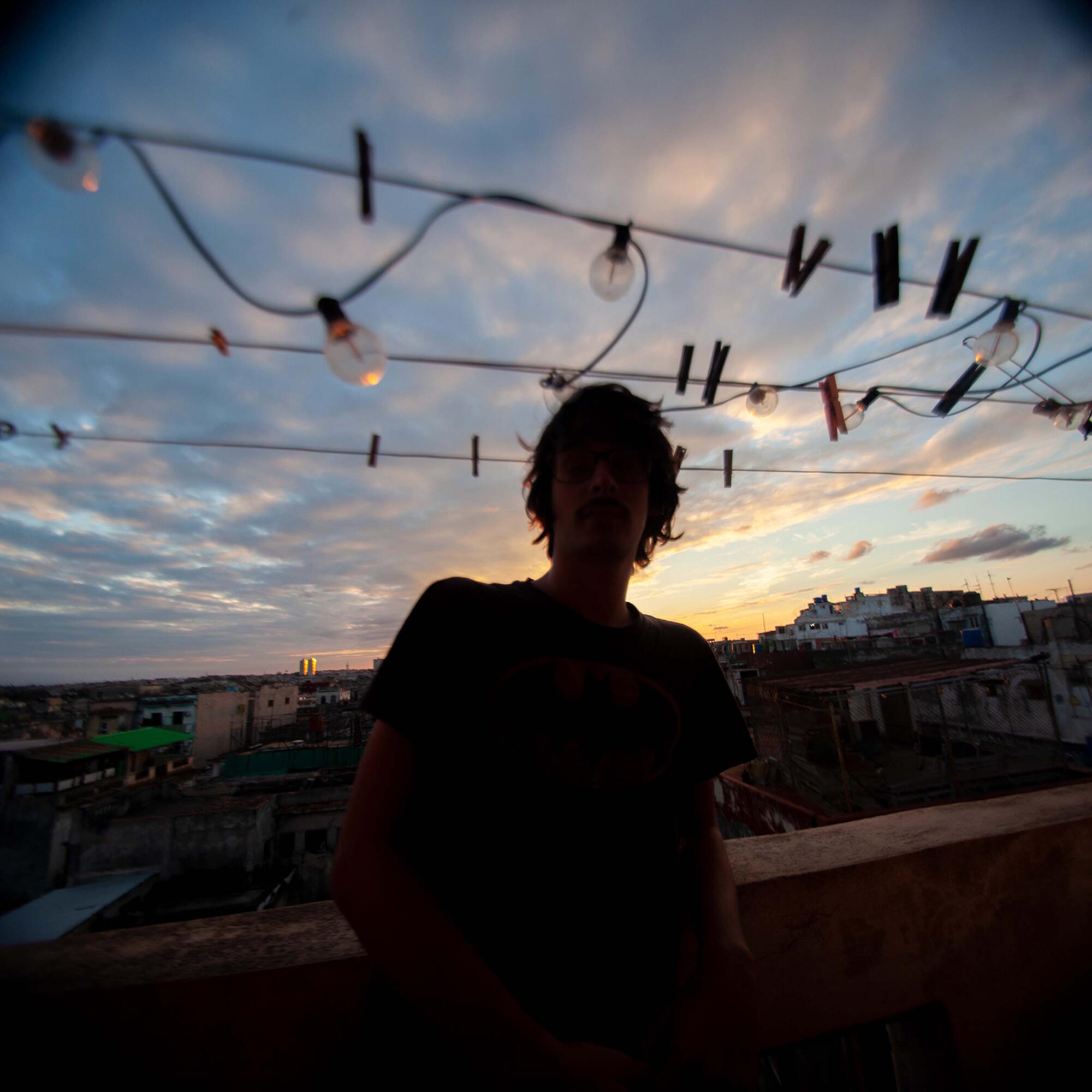 Raúl, estudiante de Medicina de 20 años, aprovecha cada rayo de sol para leer y realizar “autoestudio” compensatorio ante los cortes de electricidad..