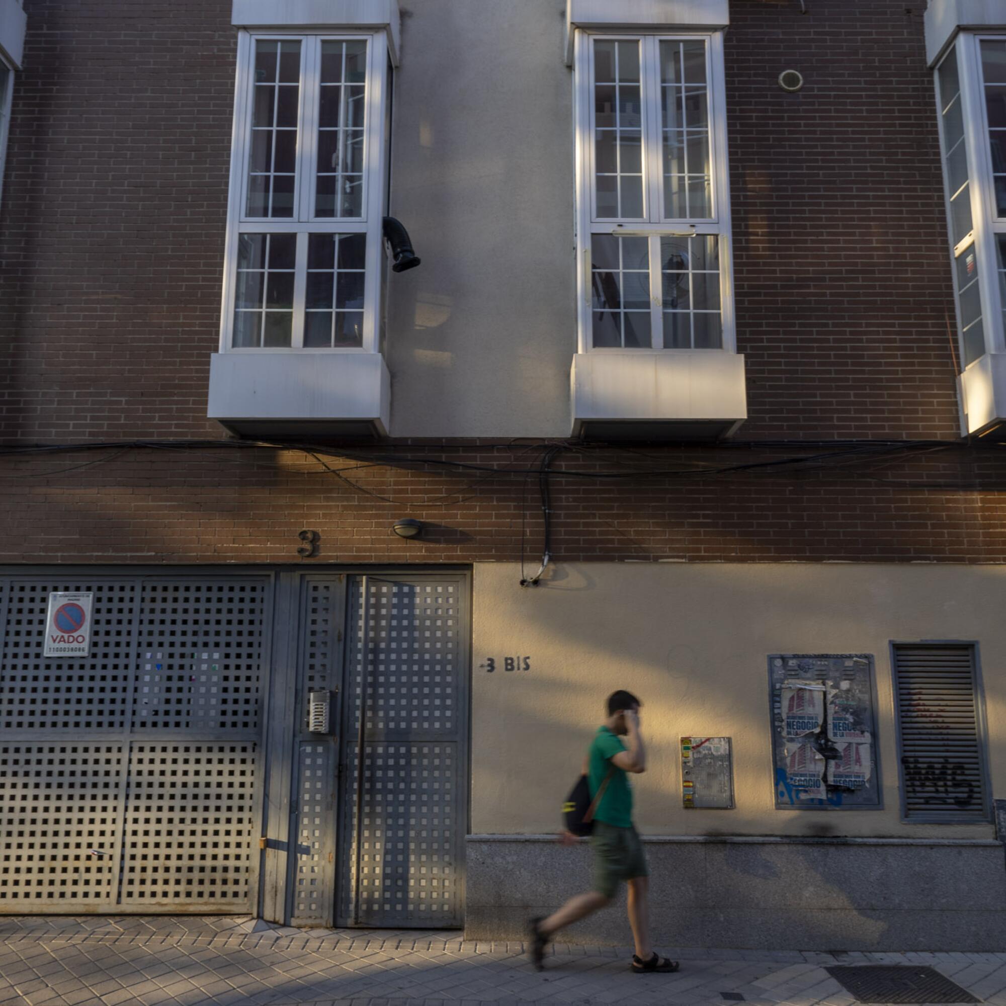 Portal del número 1 de la calle María Guerrero, en el distrito de Carabanchel (Madrid)