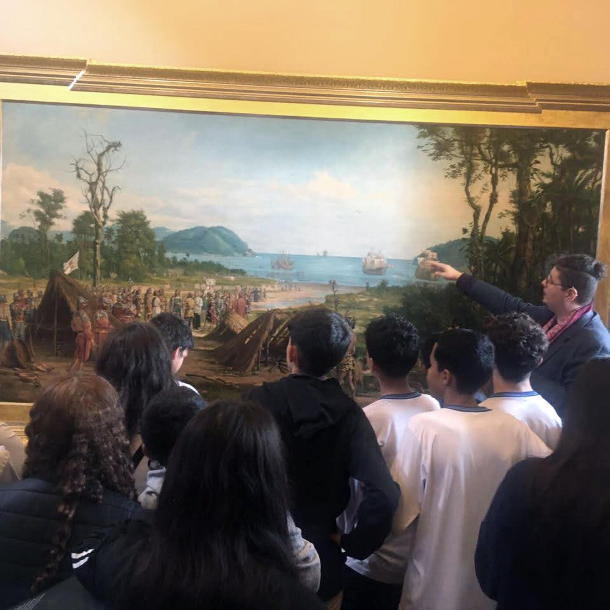 César Augusto Mendes Cruz, impartiendo una clase en el Museu Paulista, en São Paulo, en 2023.