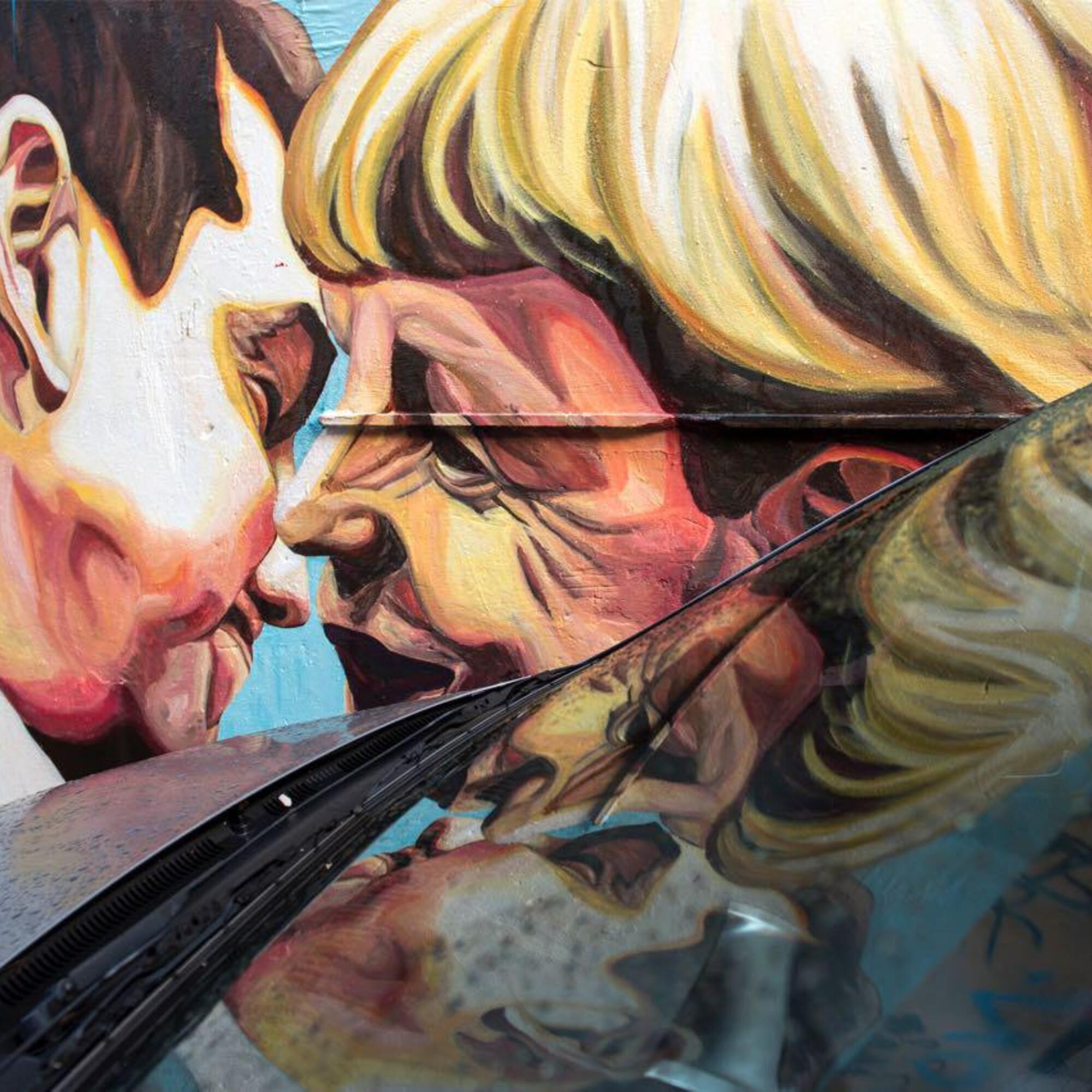 Graffiti de Alexis Tsipras y Angela Merkel en Atenas