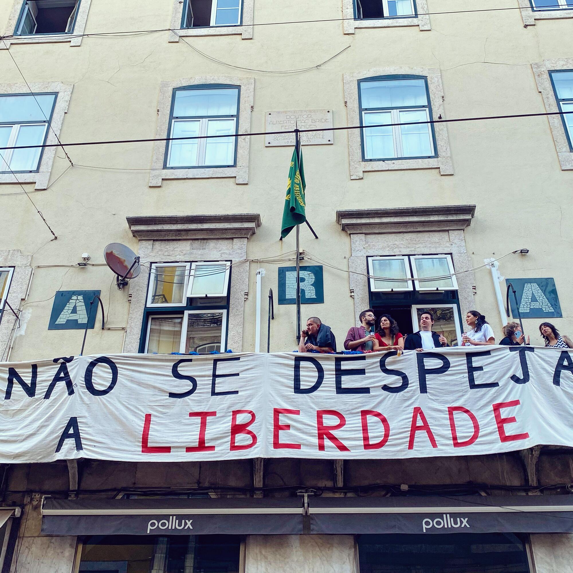Pancarta en un edificio de la Baixa en Lisboa en la celebración del 25 de abril. "No se desahucia la libertad"