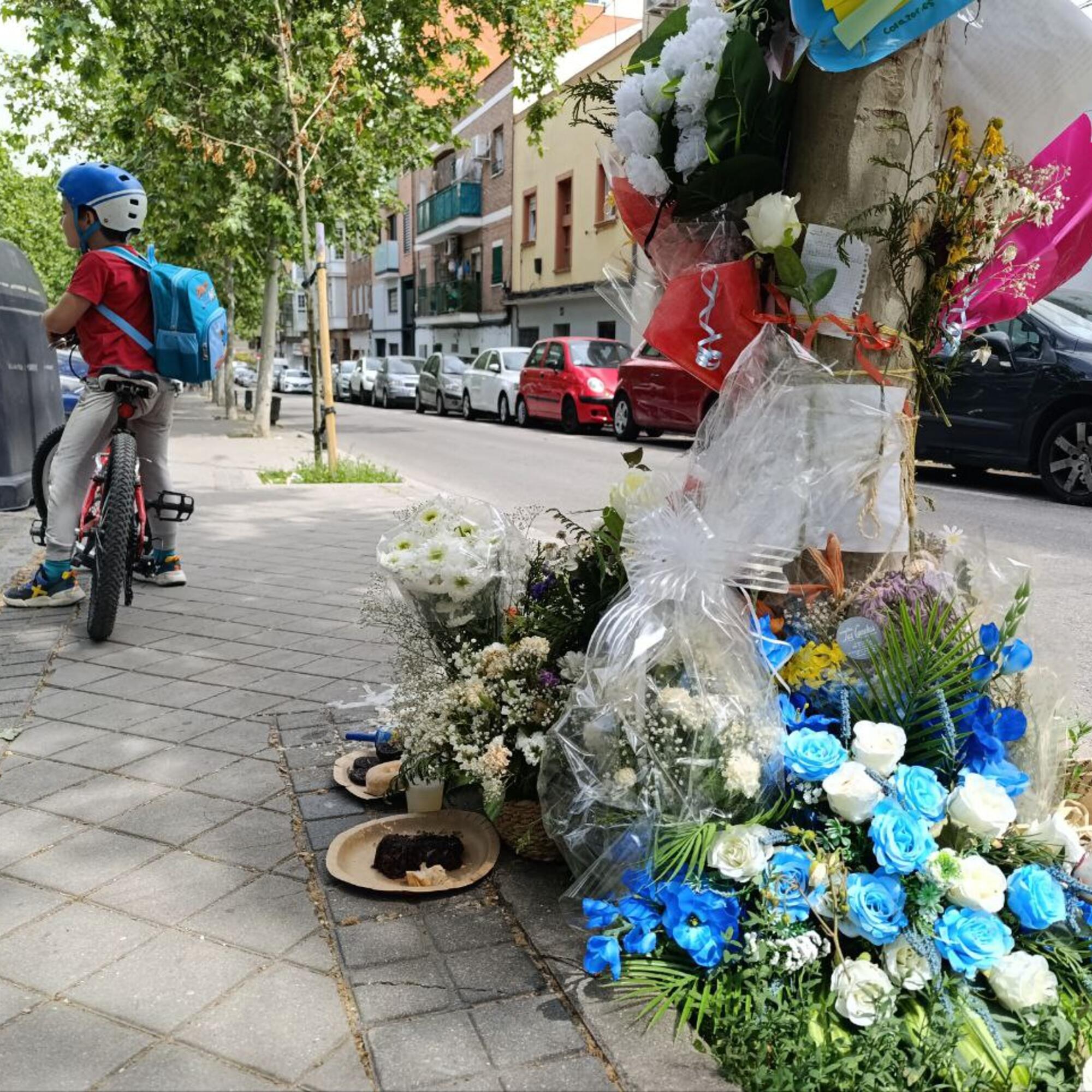 Altar en la Calle Fornillos (Usera). El lugar donde el niño de seis años fue atropellado está situado junto al concurrido parque Olof Palme y a escasos metros de la Escuela Infantil Zofío y el CEIP República de Venezuela.