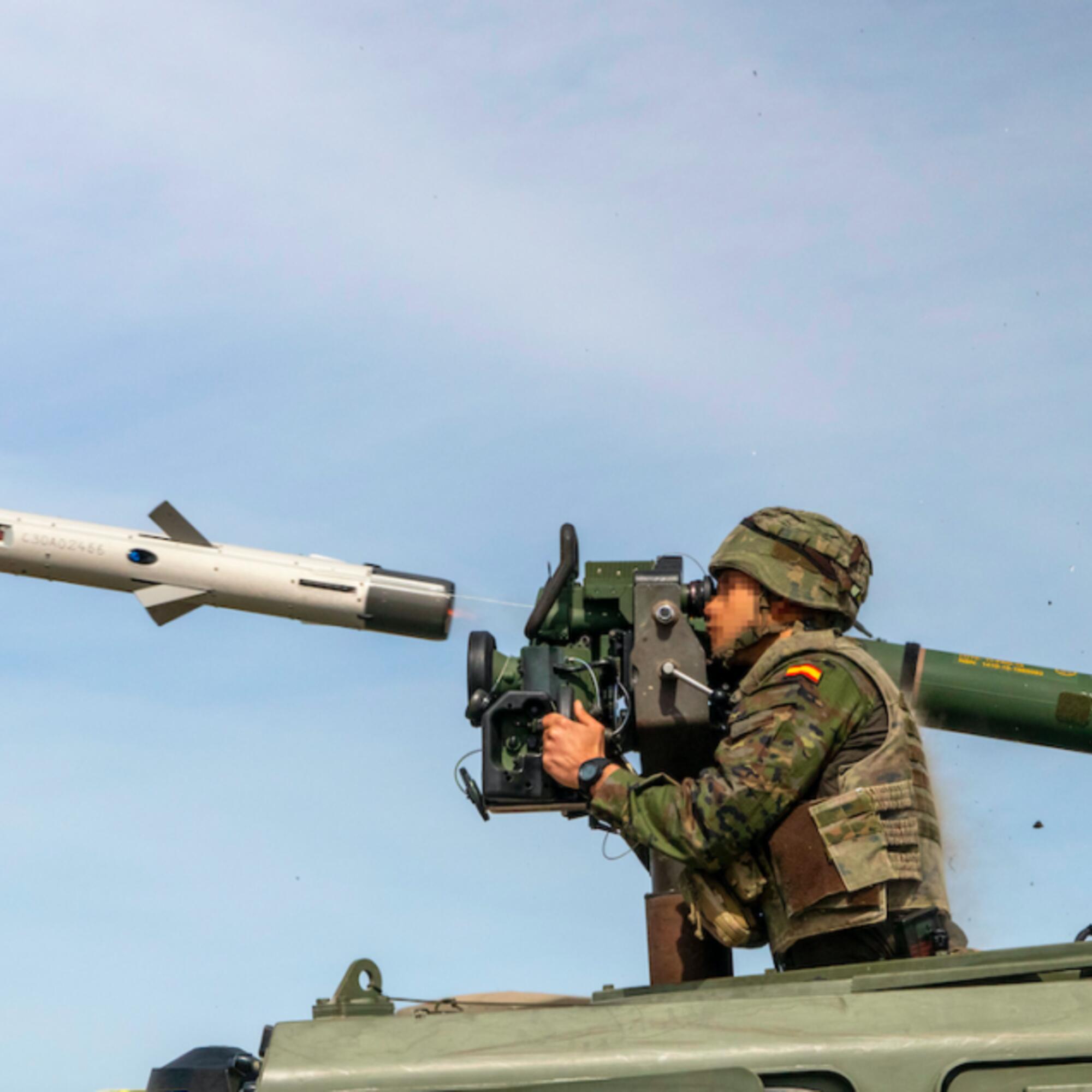 Un militar del ejército español dispara un misil Spike fabricado por la filial israelí Pap Tecnos.