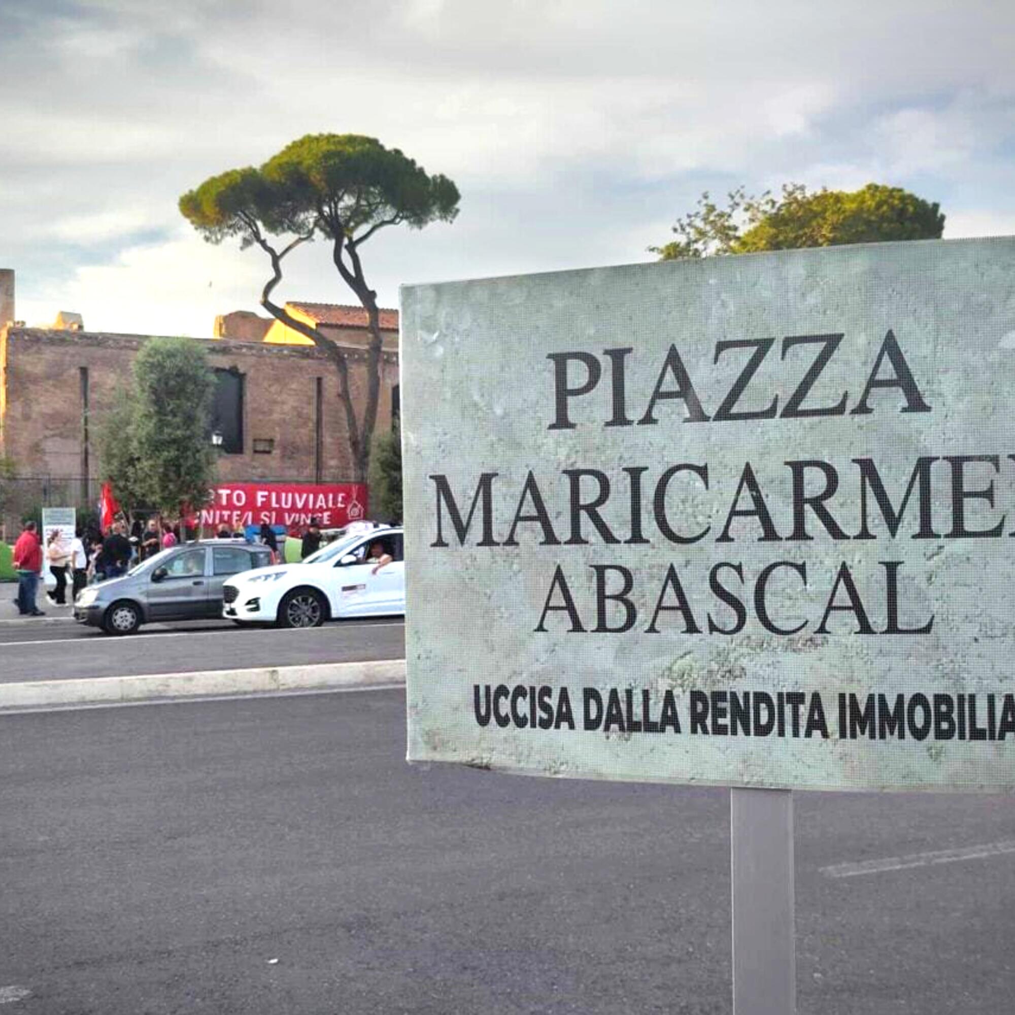 Frente a la estación de Termini, cientos de personas han acampado en la renombrada Piazza Maricarmen Abascal.