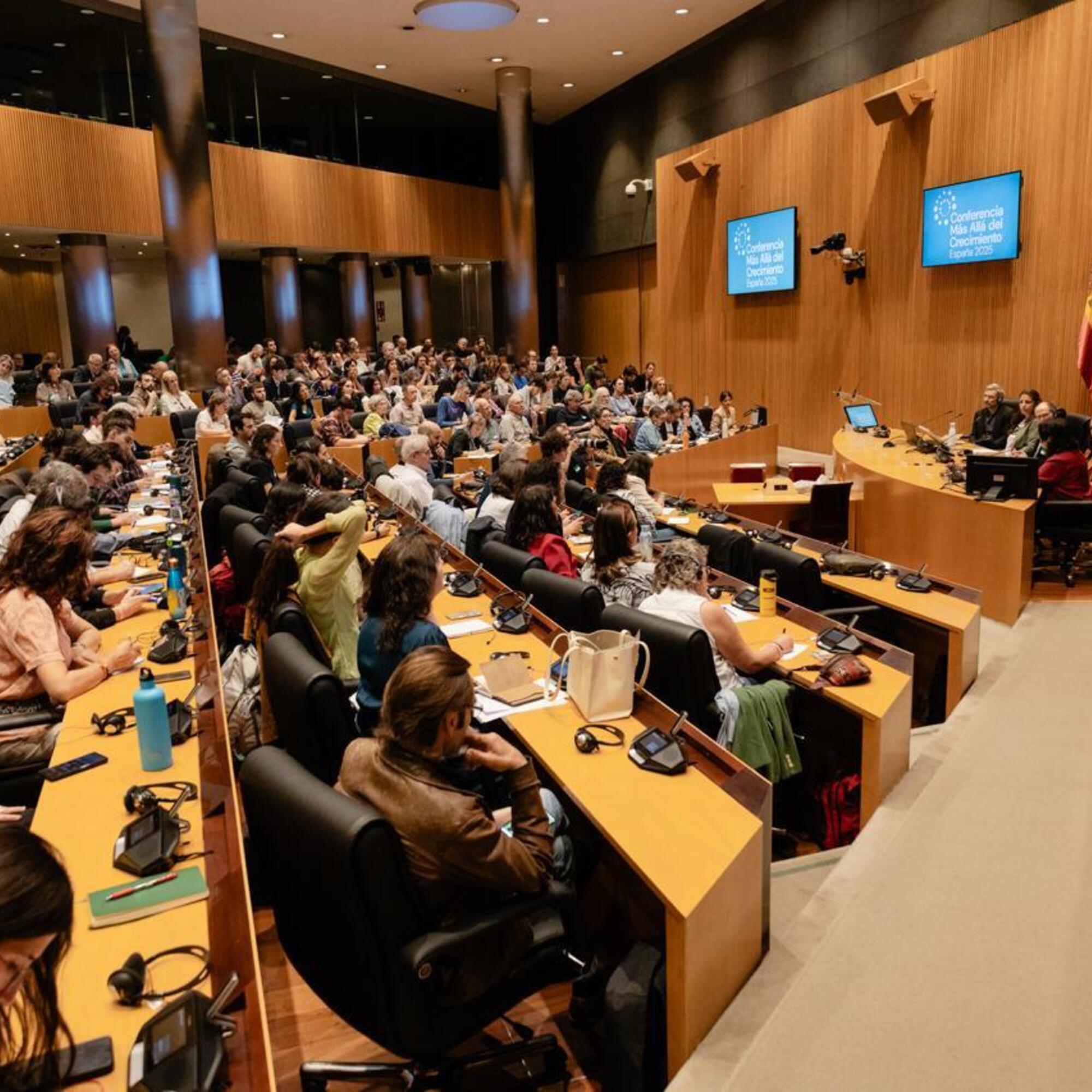 Conferencia "Más Allá del Crecimiento" en el Congreso de los Diputados en septiembre de 2025 (Autoría: Conferencia Más Allá del Crecimiento)