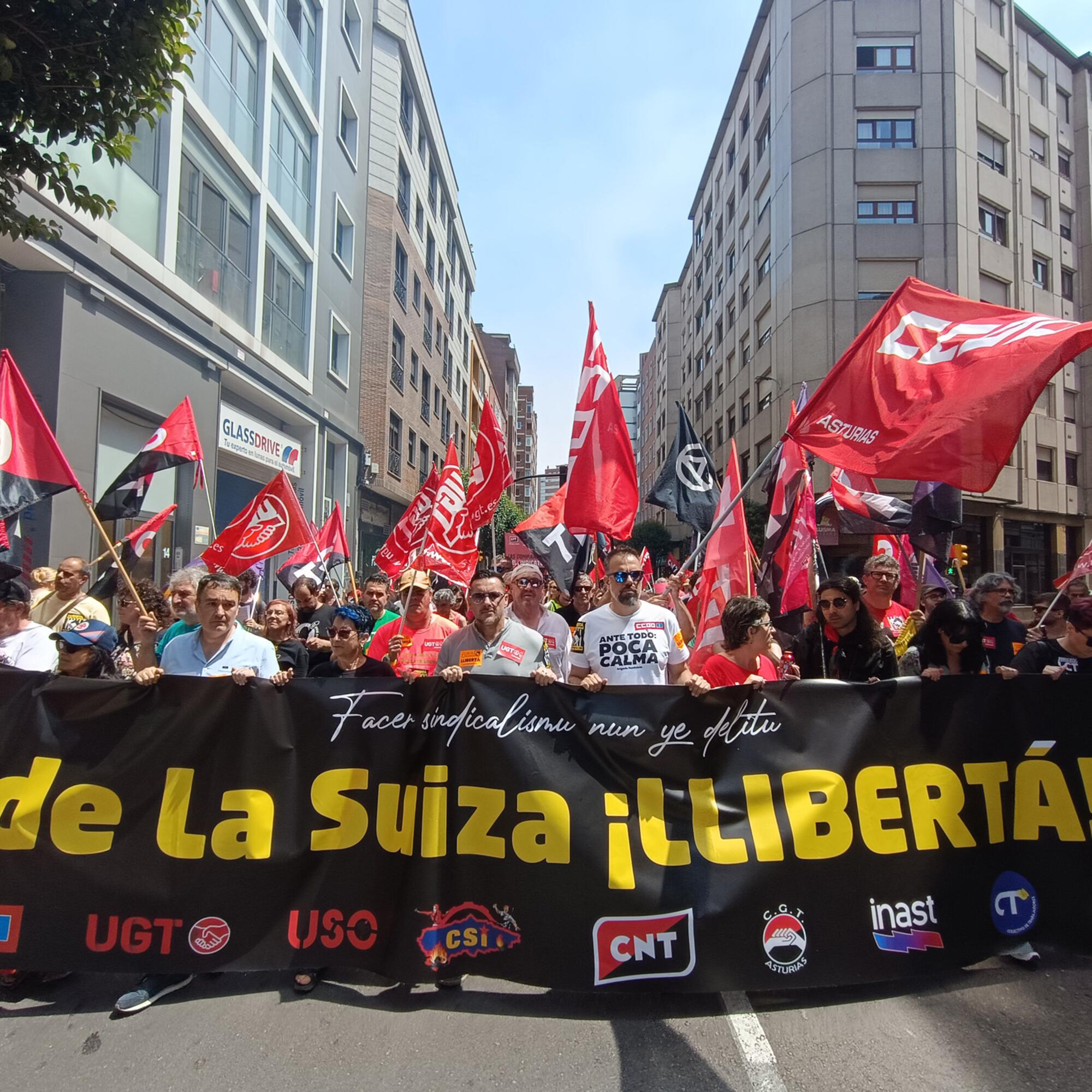 Cabecera de la manifestación por la libertad de las 6 de la Suiza en Gijón el 29 de junio de 2025