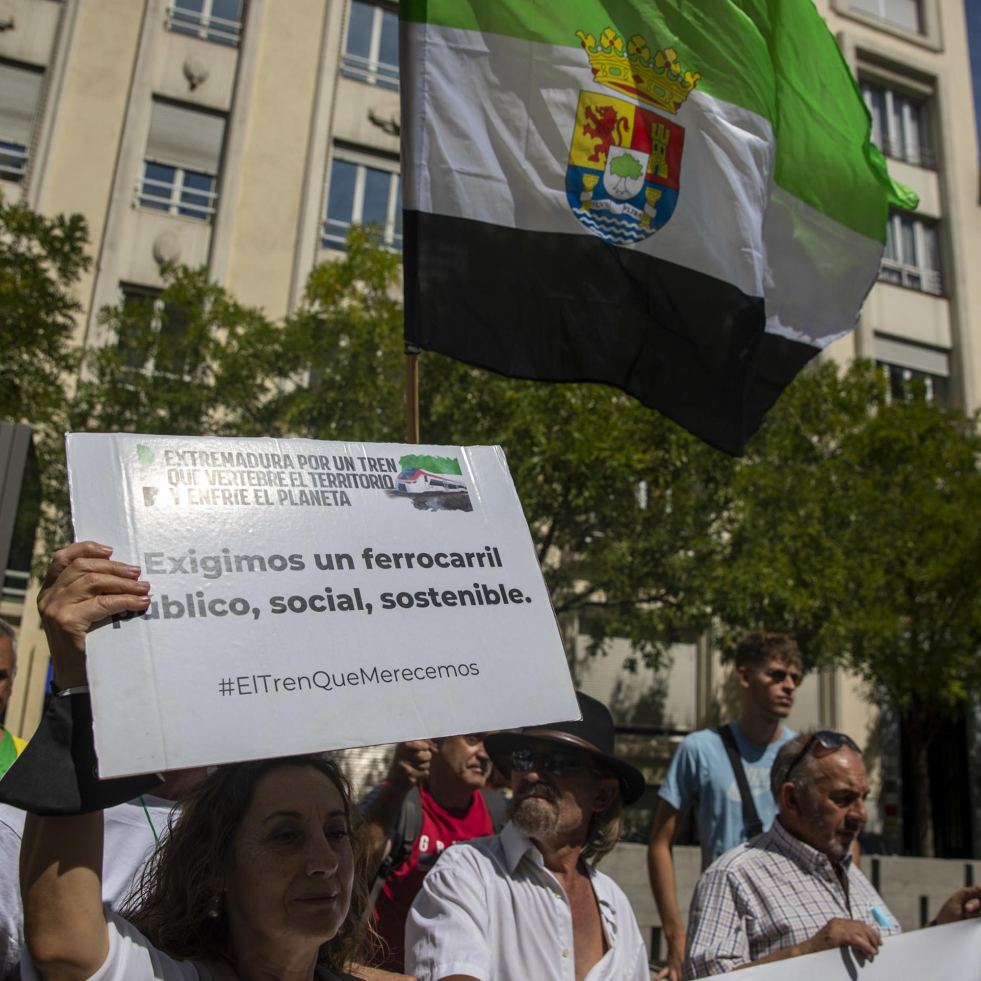 Concentracion congreso por tren a Extremadura - 3