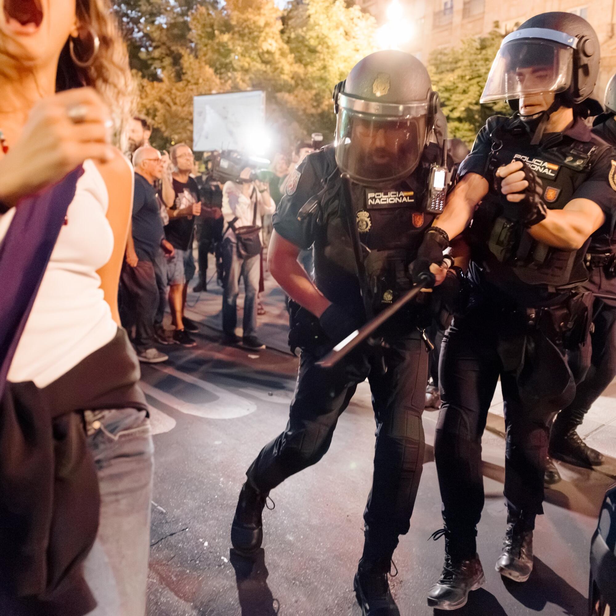 Cargas de la policía durante la manifestación de rechazo al desahucio de Maricarmen en Valladolid.