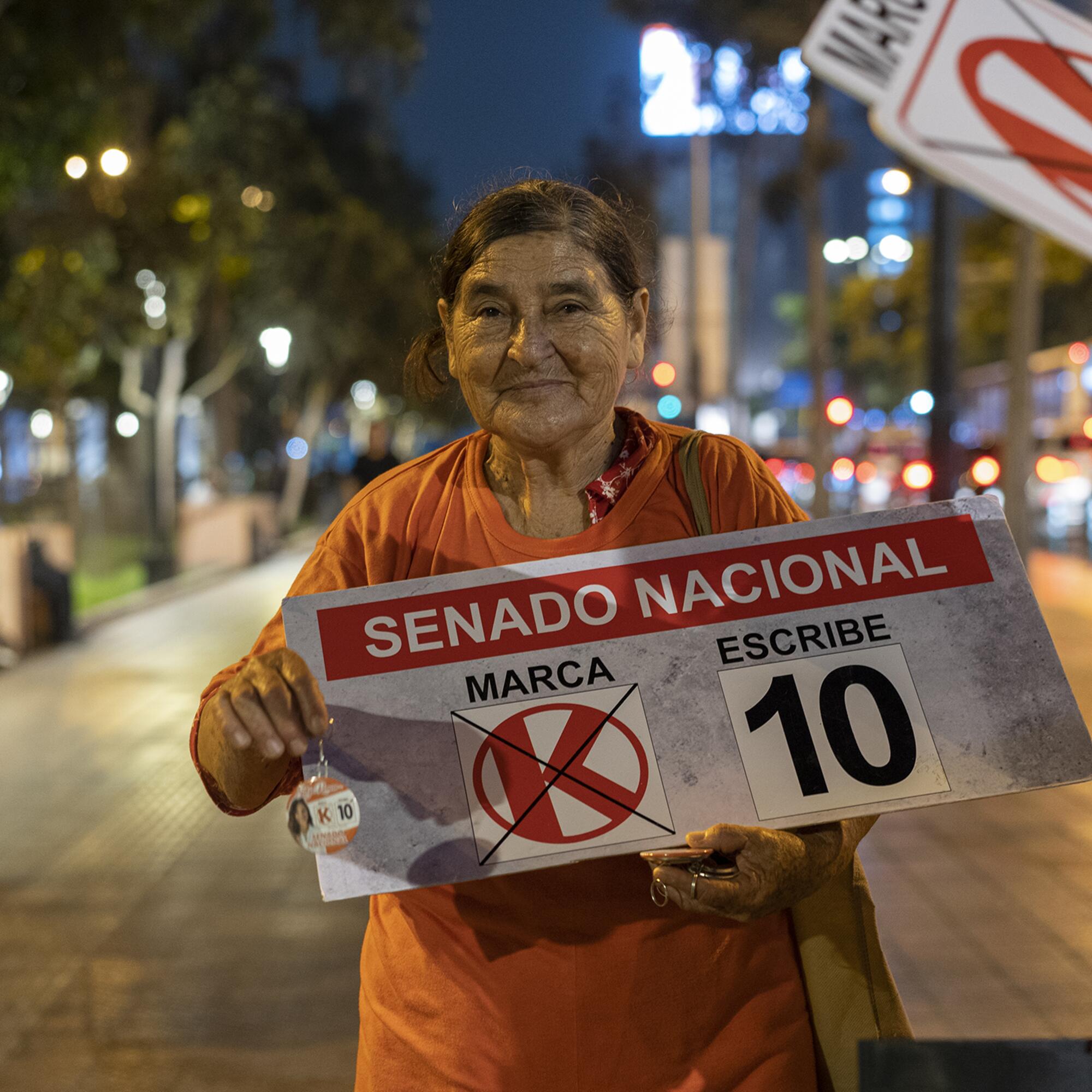 En el barrio de Miraflores, en Lima, una voluntaria de la campaña electoral de la candidata al Senado Sitza Romero, de Fuerza Popular.