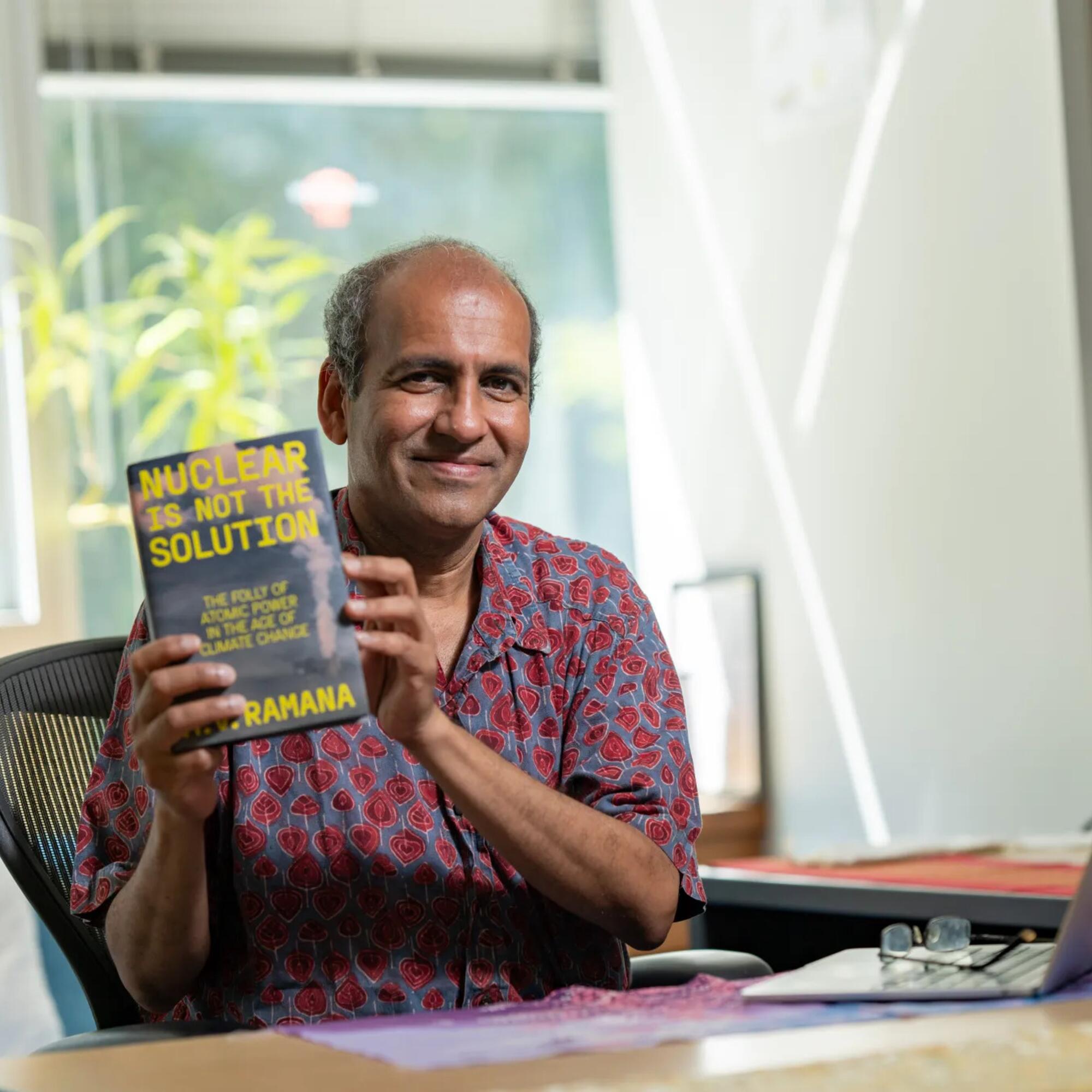M.V. Ramana, autor del libro «La energía nuclear no es la solución», una lectura imprescindible en tiempos de crisis climática. Fuente: Justin Man, Universidad de Columbia Británica.