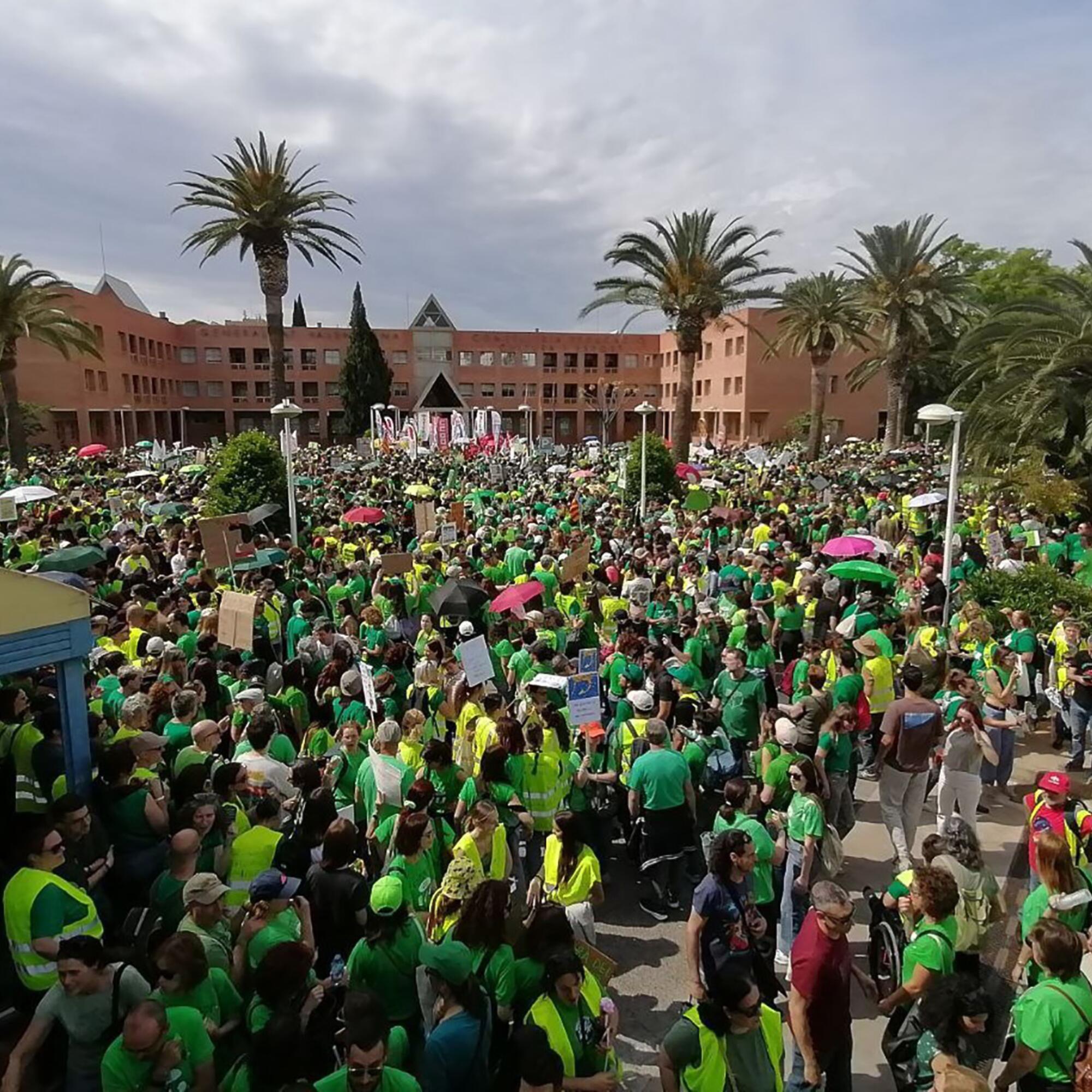 Concentración profesorado a las puertas de la reunión Conselleria comité de huelga