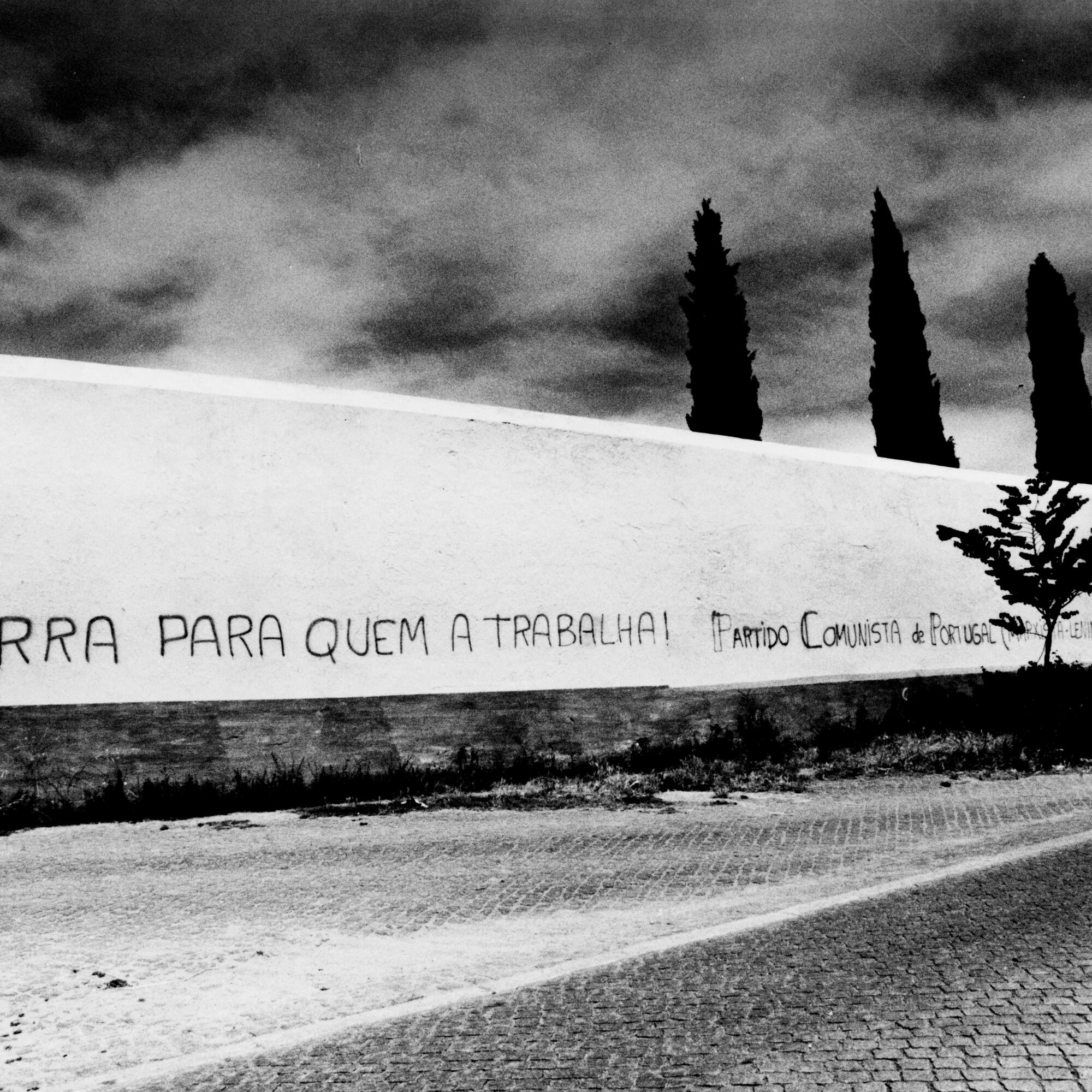 "La tierra para quien la trabaja". Pintada del Partido Comunista de Portugal durante la Revolución de los Claveles. 