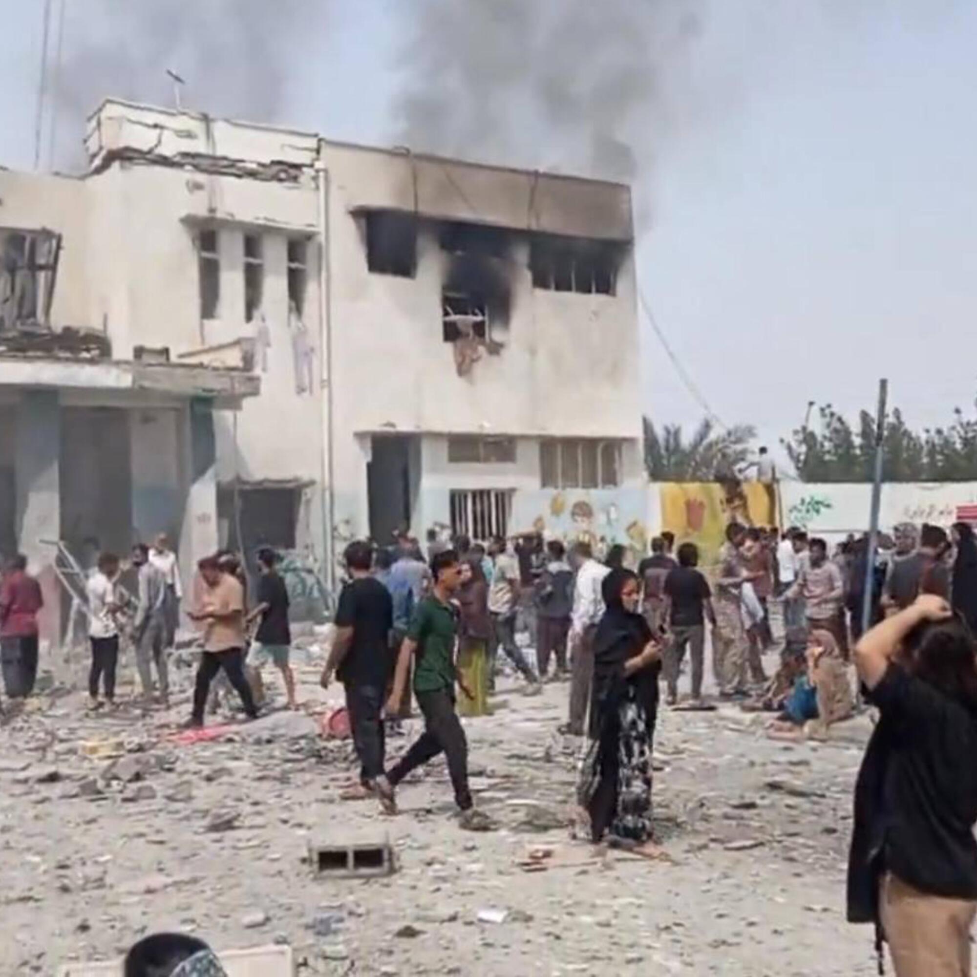 Una escuela primaria en Minab, en la provincia de Hormozgan, en el sur de Irán, fue bombardeada por EEUU e Israel. Al menos 85 niñas murieron.