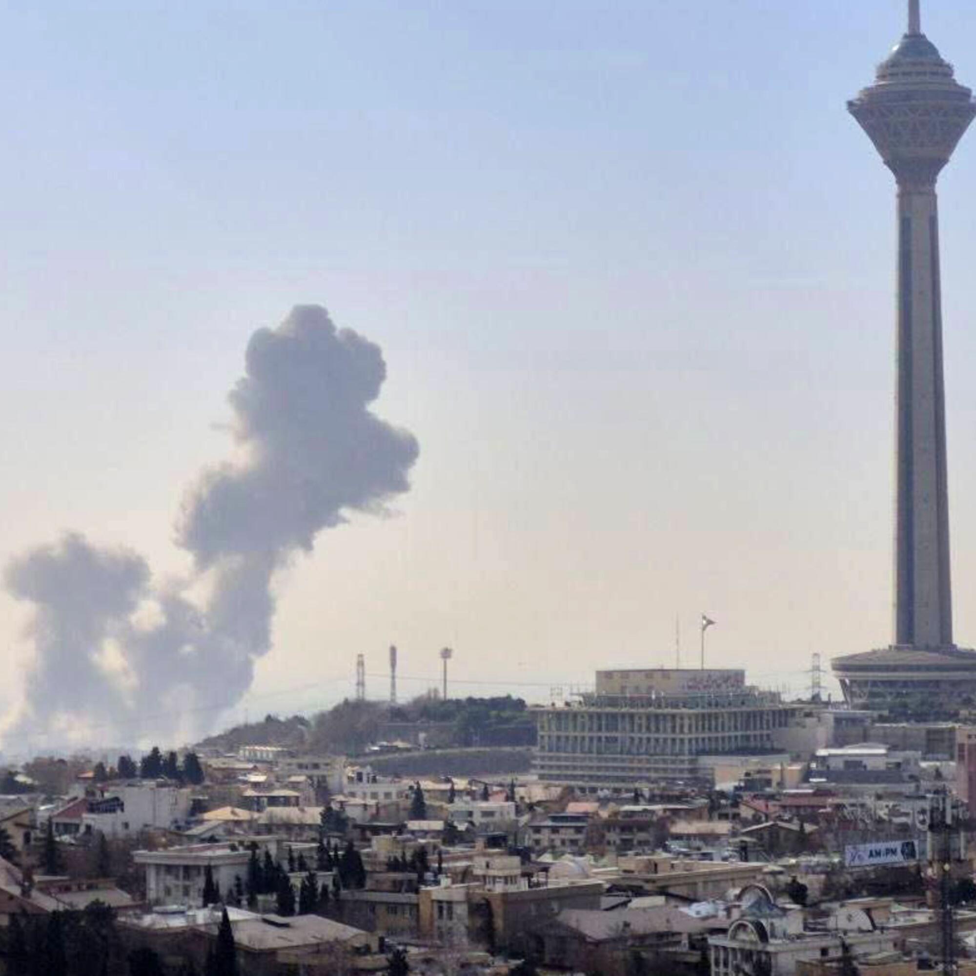 Columnas de humo en Teherán tras los ataques de EEUU e Israel a la capital iraní.