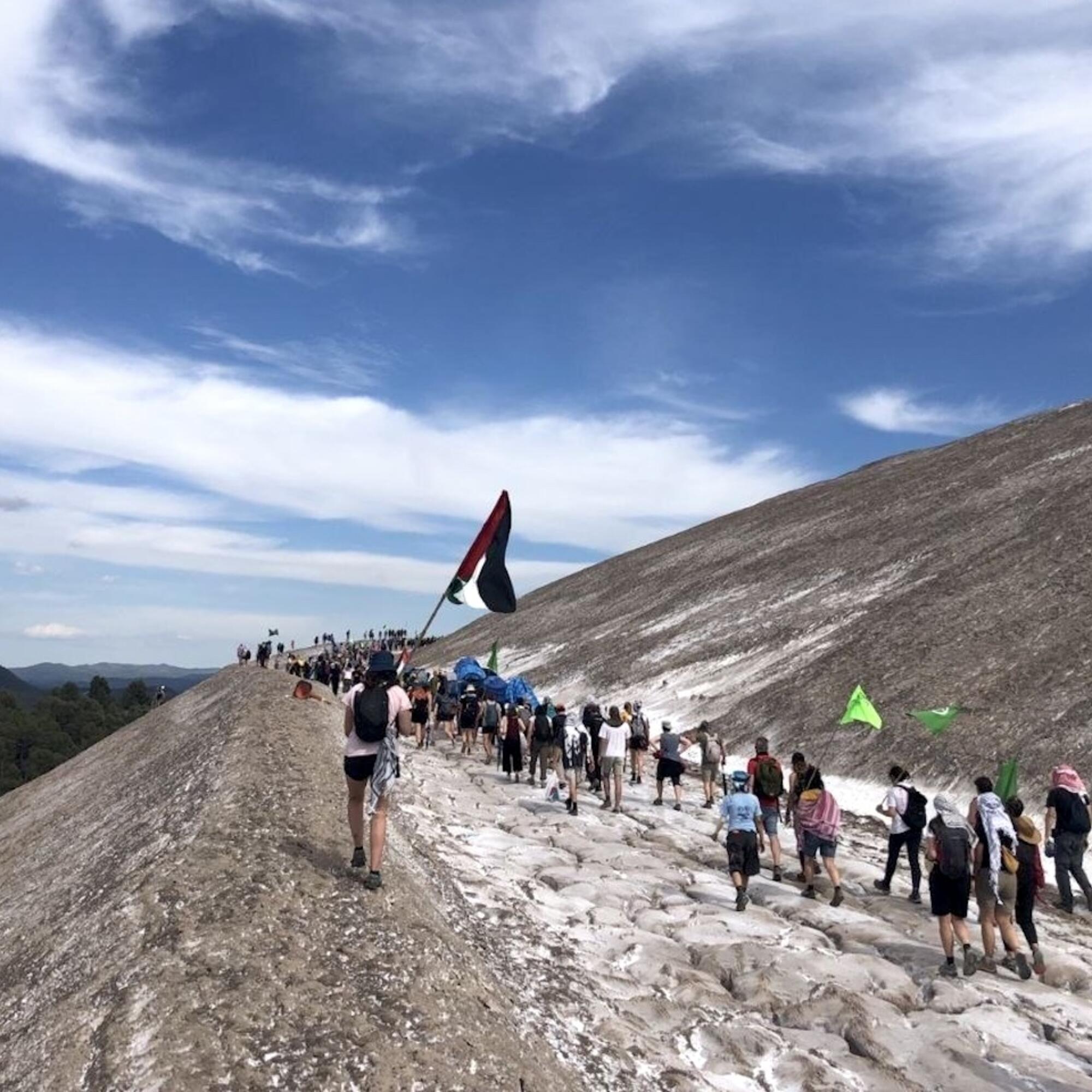 Activistas de Revoltes de la Terra ascienden a la montaña de sal de ICL en Súria.