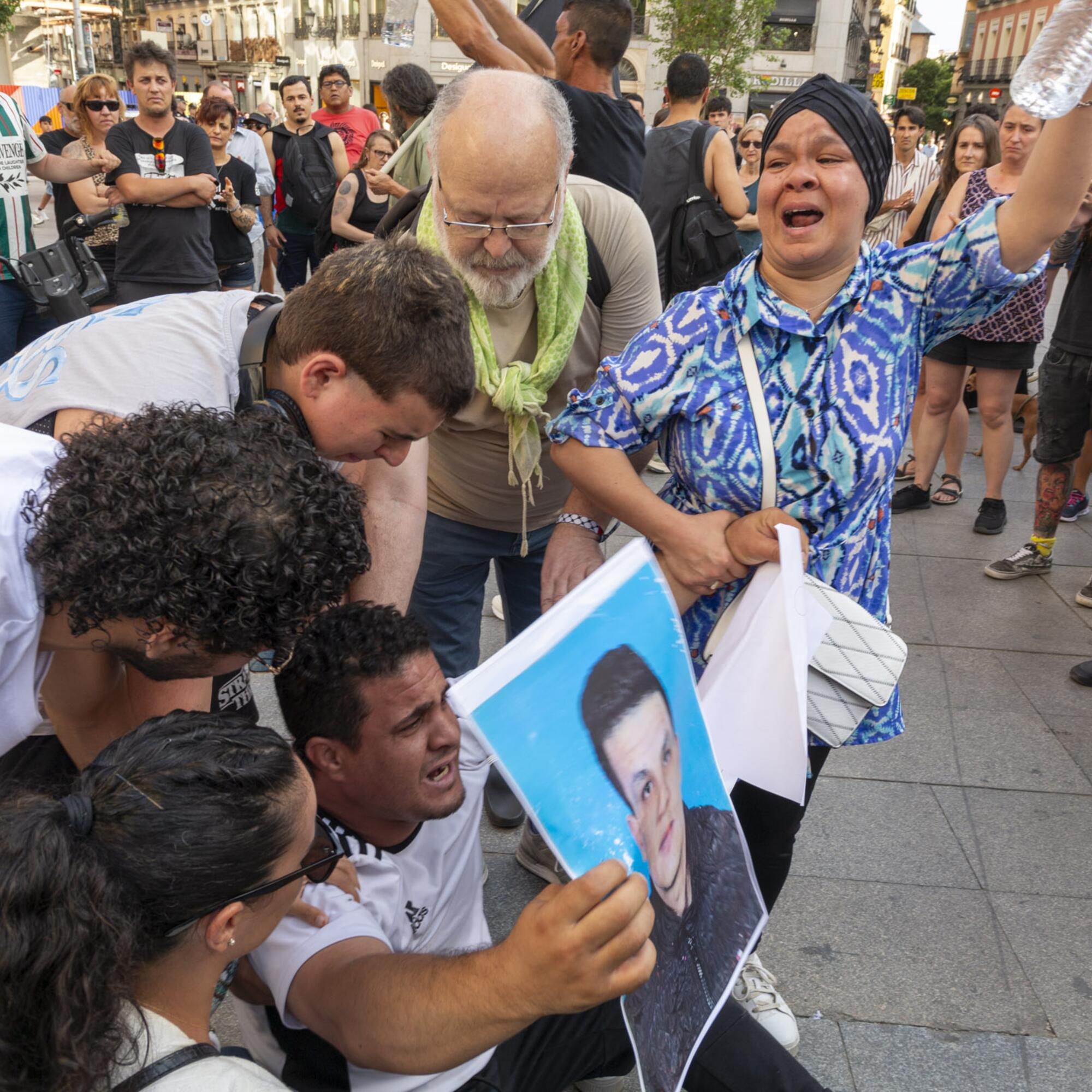 Familiares de Abderrahim en la plaza Callao