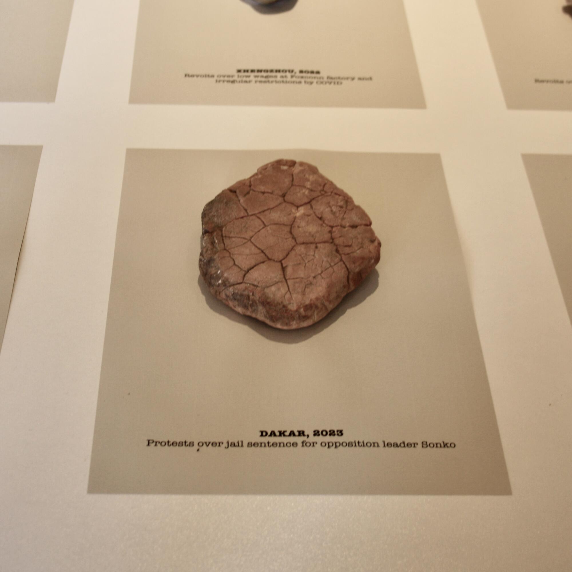 Una de las 40 piedras que Avelino Sala muestra en su obra ‘Museo arqueológico de la revuelta’