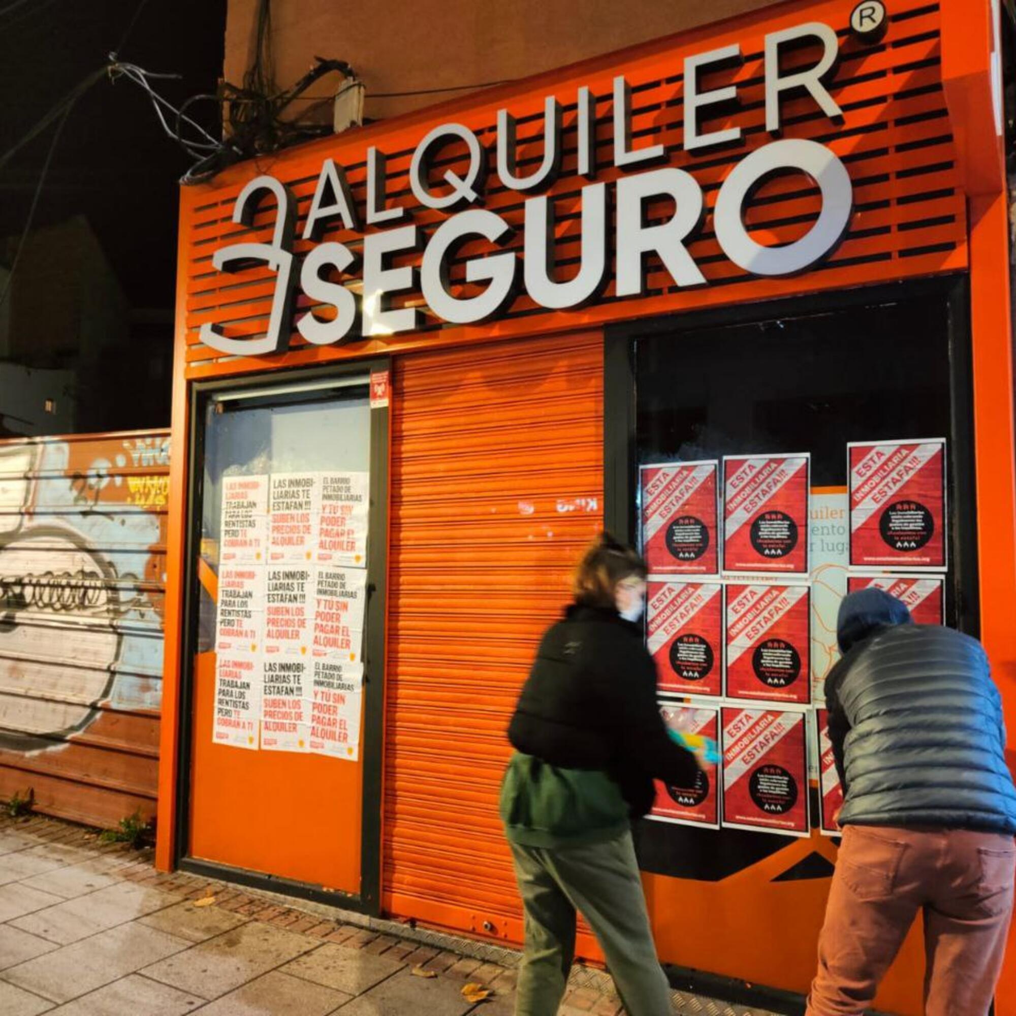 Activistas por el derecho a la vivienda empapelan una oficina de Alquiler Seguro para denunciar que se está saltando la Ley de Vivienda. 2