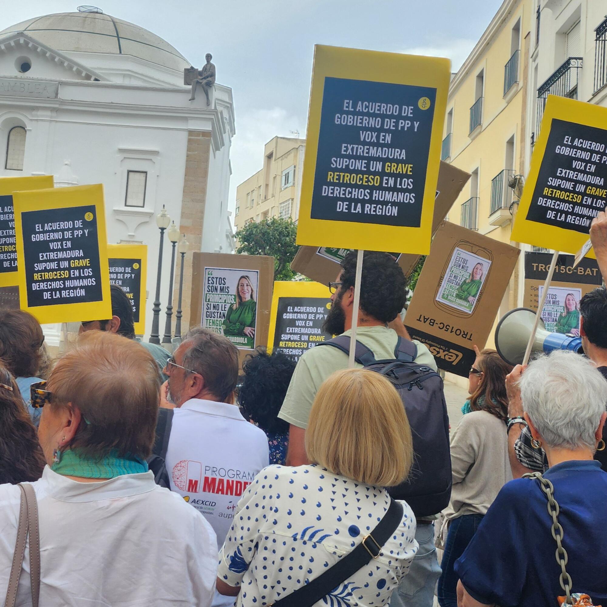 Protesta investidura María Guardiola de VoxPP 