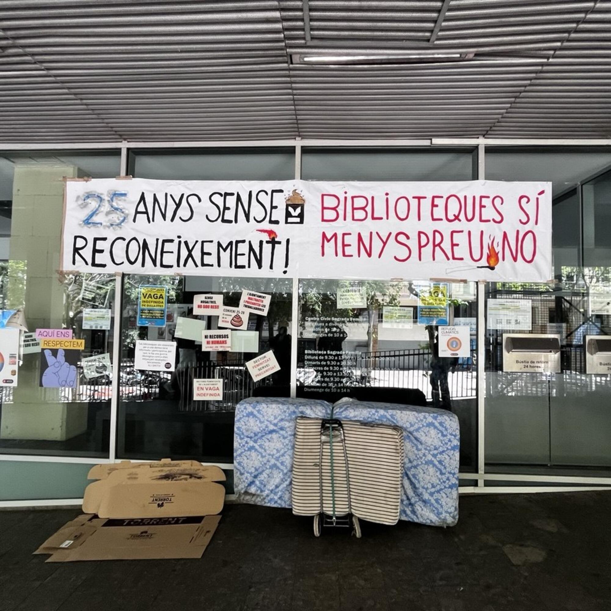 Una biblioteca municipal de Barcelona, en huelga indefinida