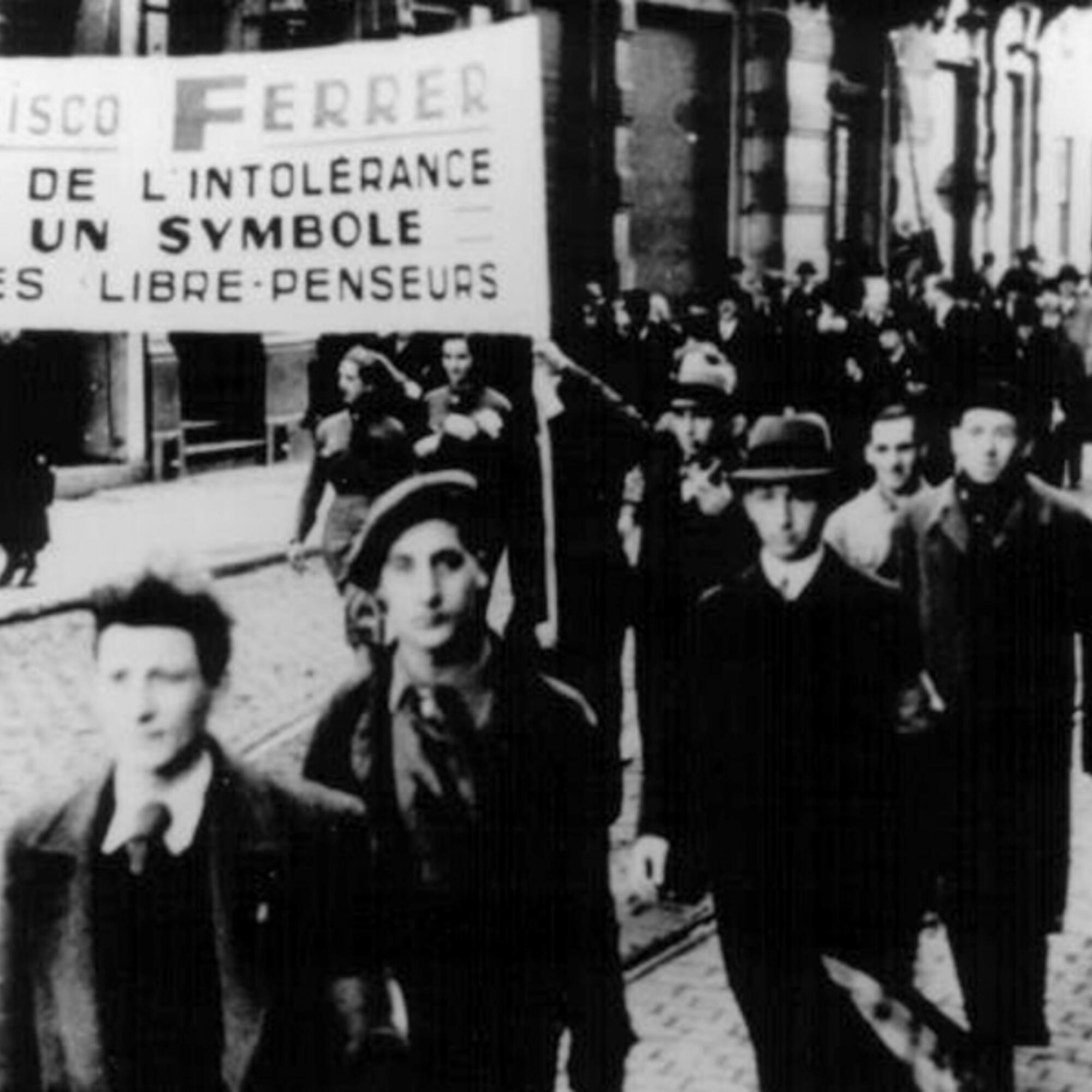 Manifestación en Francia para protestar por el fusilamiento de Ferrer y Guardia en 1909.